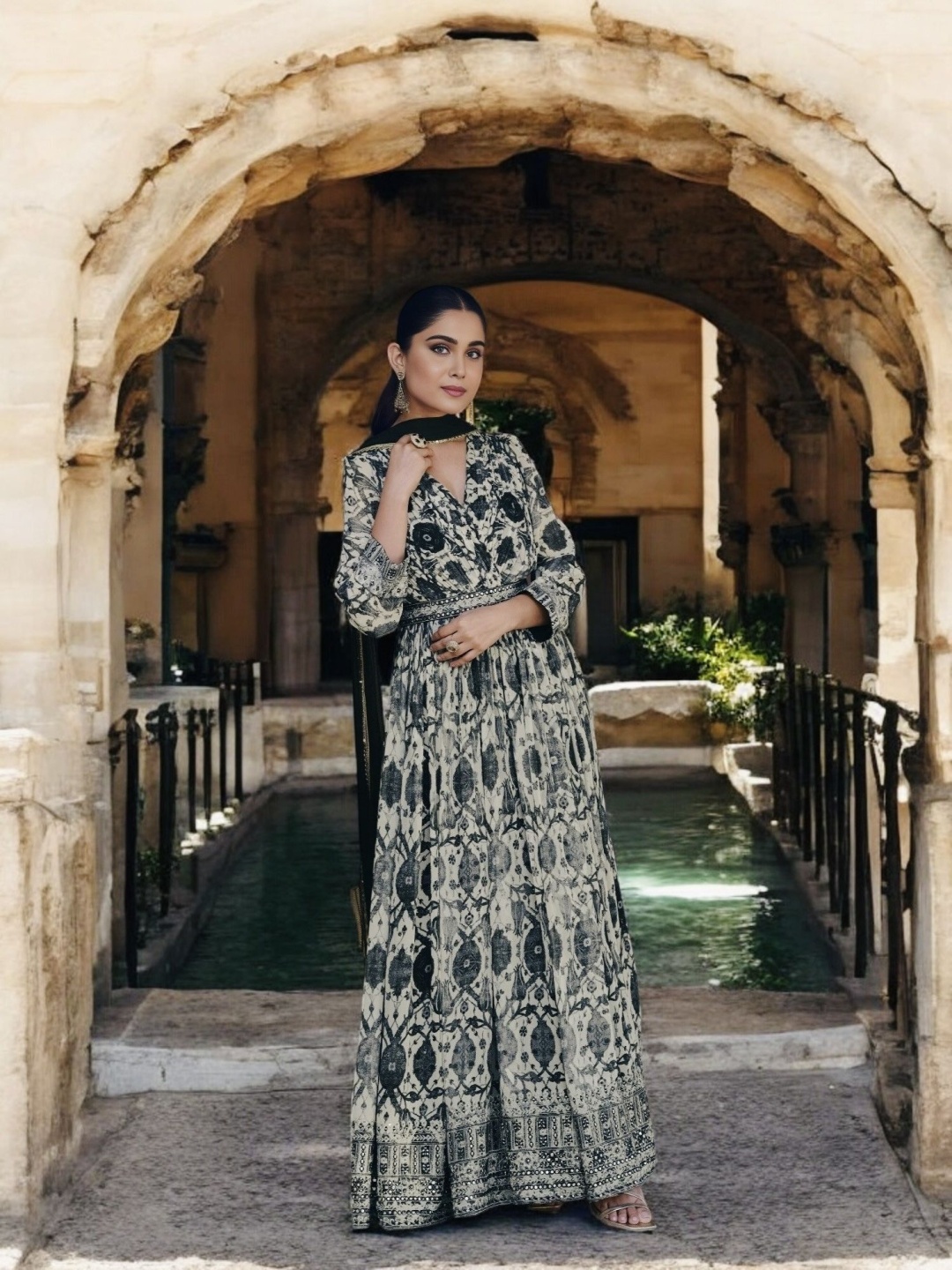 

WHATNOT STYLE Ethnic Motifs Embroidered Georgette Anarkali Kurta And Dupatta And Belt, Black