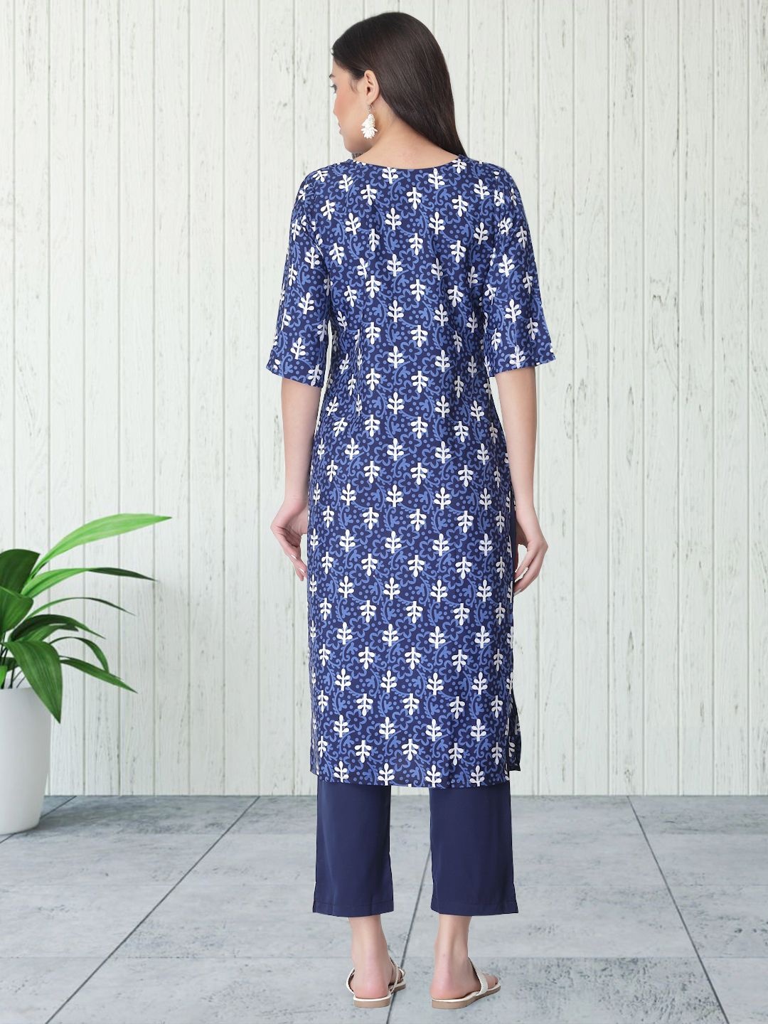 

7Threads Floral Printed Round Neck Straight Kurta With Trouser, Blue