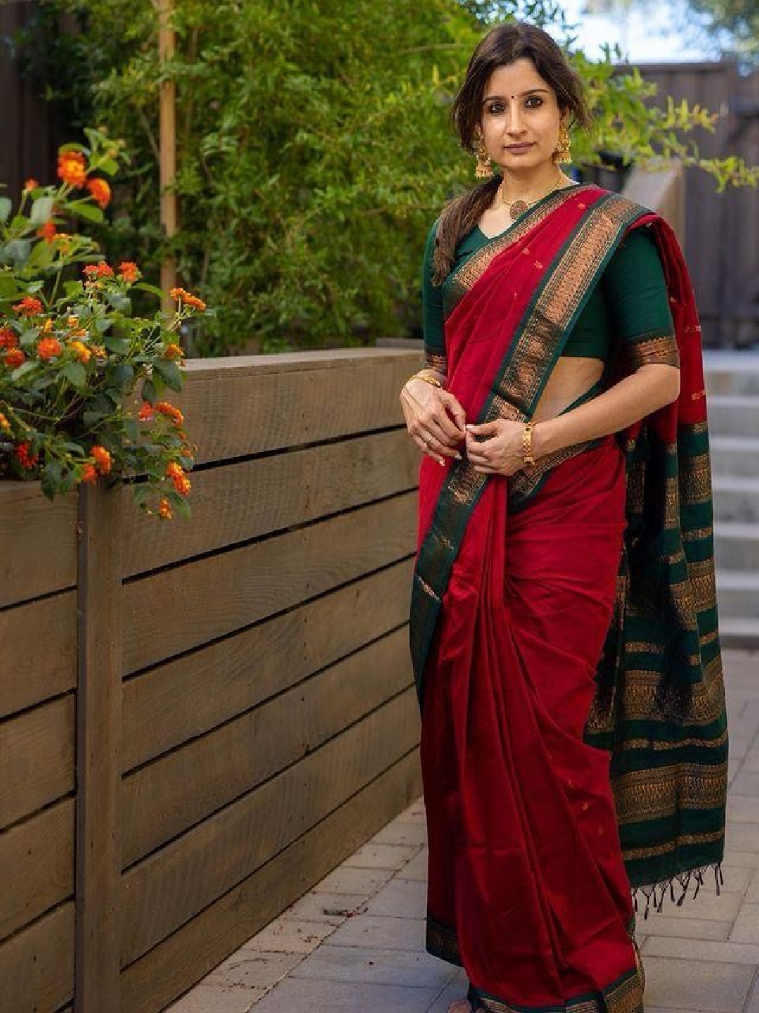 

NIWAA Ethnic Motifs Zari Litchi Silk Banarasi Saree, Red