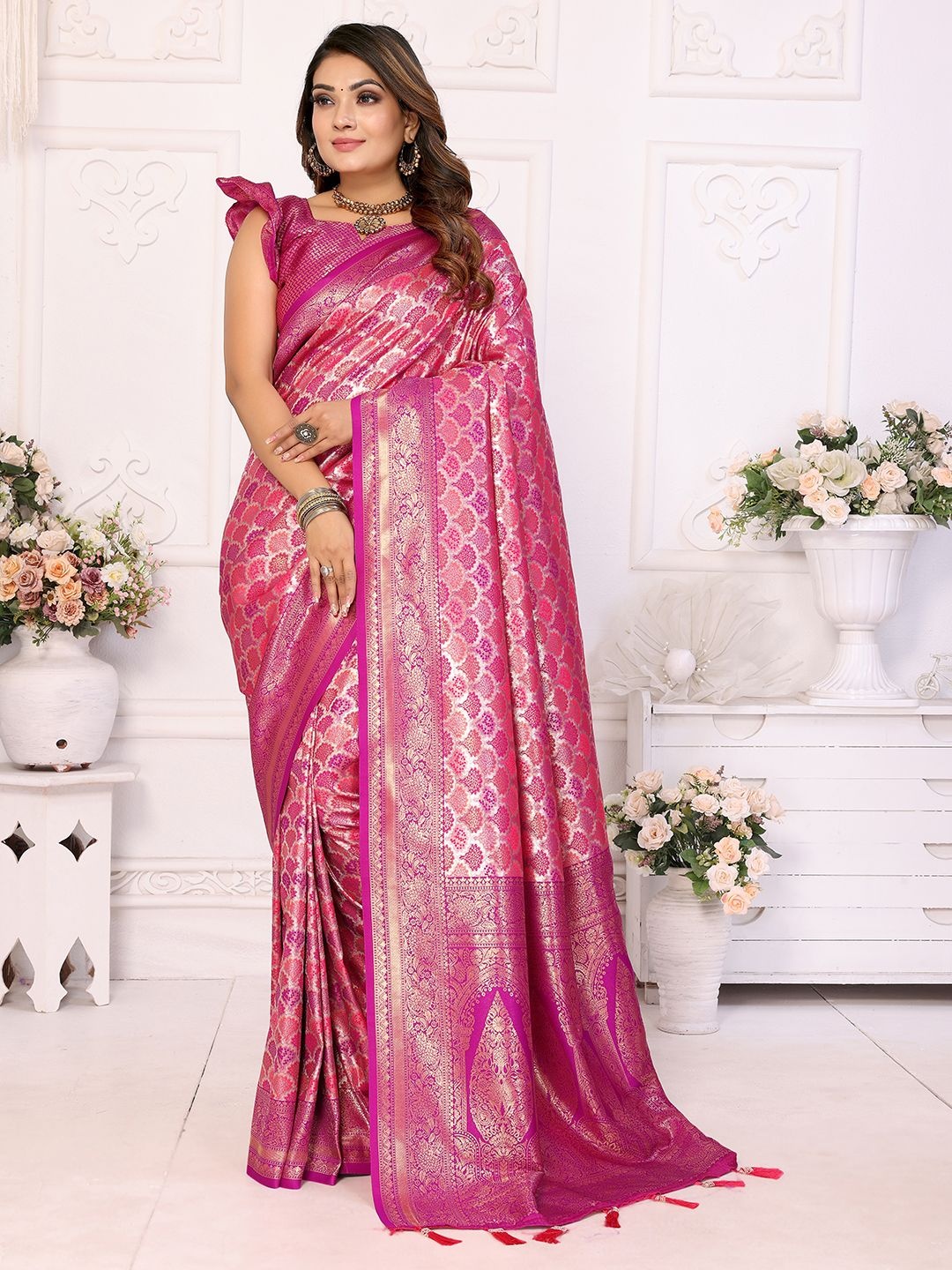 

Panzora Floral Zari Silk Blend Banarasi Saree, Pink