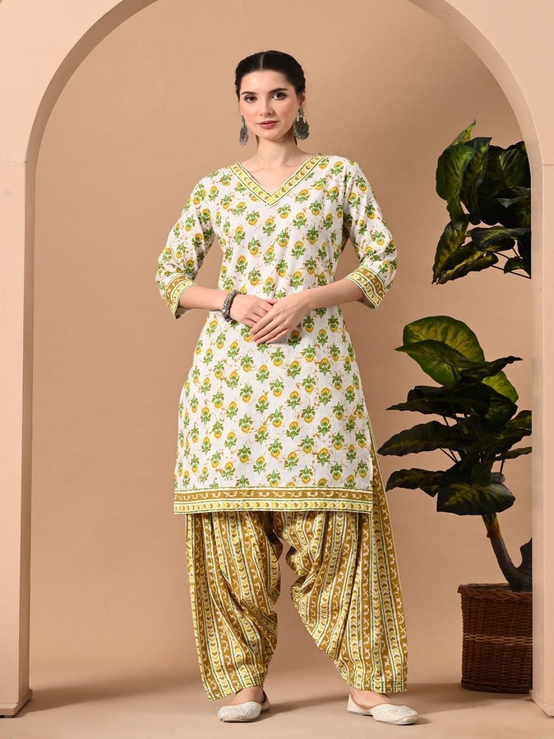 

METAFAB Floral Printed V- Neck Straight Kurta with Salwar, White
