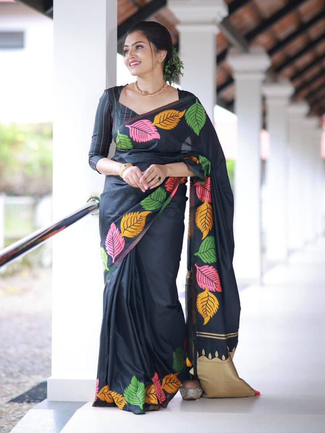 

Sanwariya Silk Floral Zari Silk Blend Kanjeevaram Saree, Black