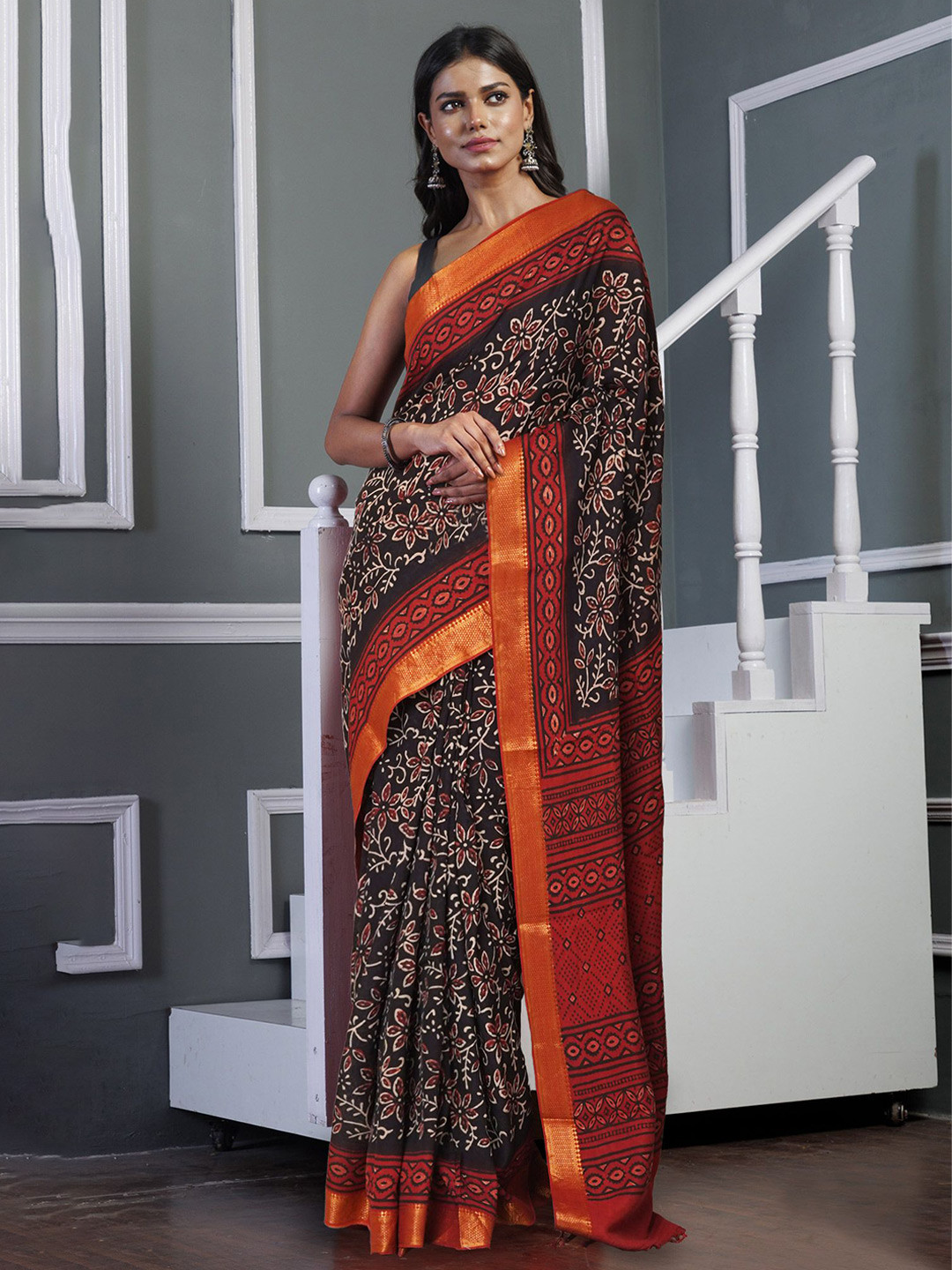 

Unnati Silks Floral Zari Art Silk Handloom Block Print Saree, Black