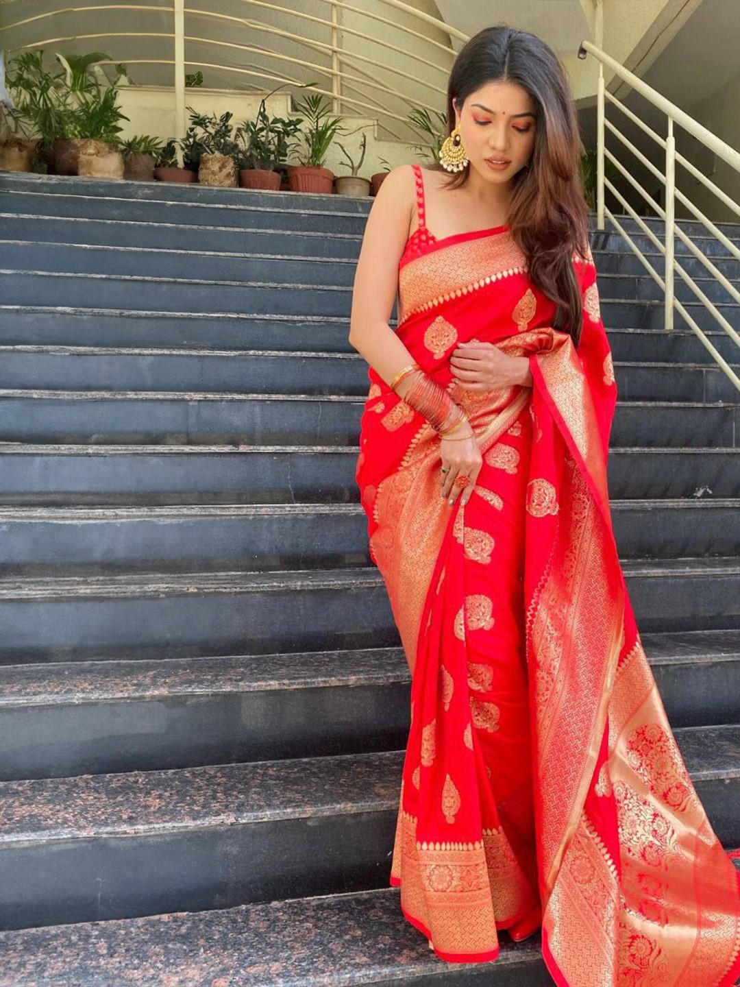 

Sanwariya Silk Woven Design Zari Silk Blend Kanjeevaram Saree, Red