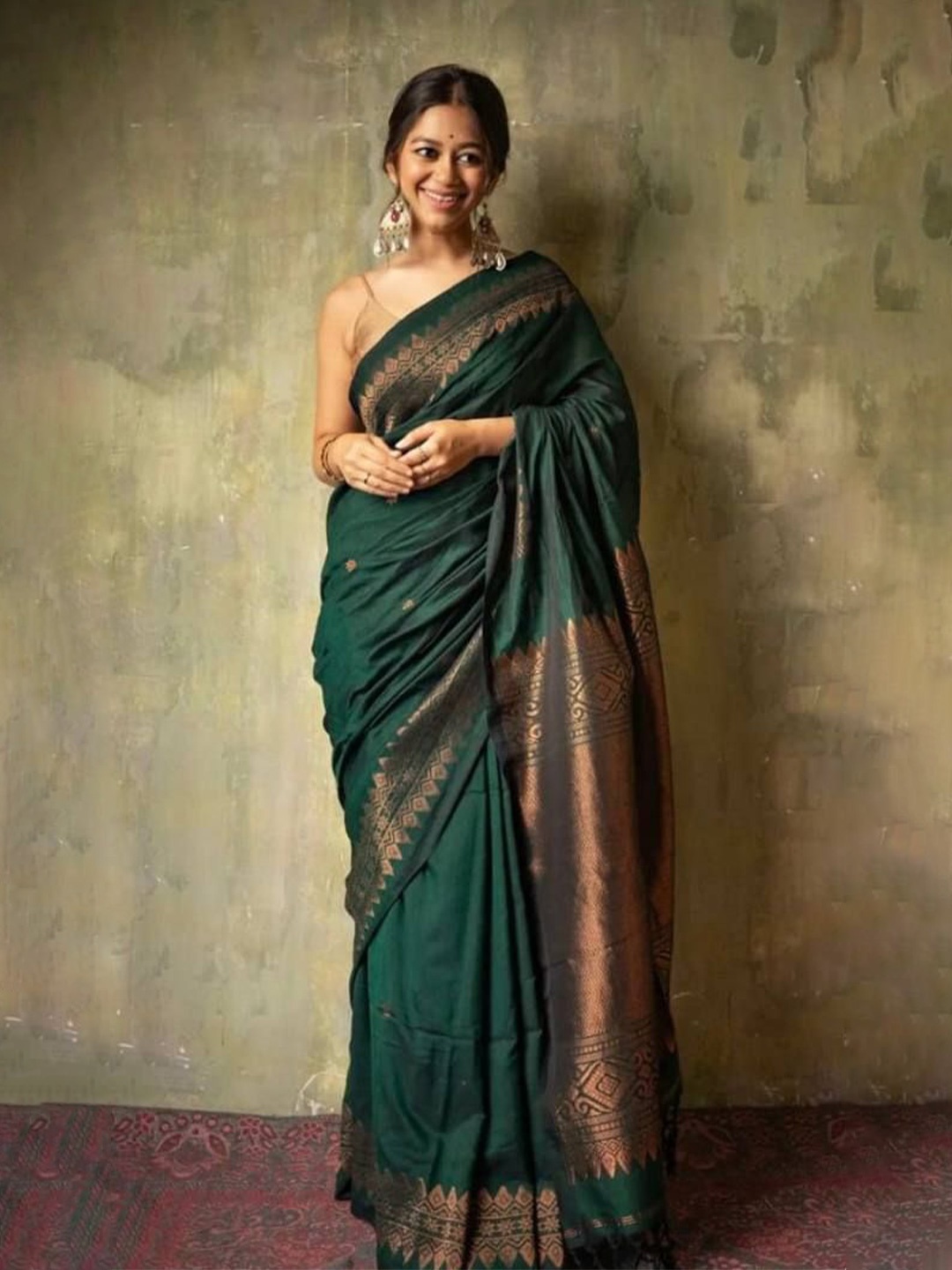 

Sanwariya Silk Woven Design Zari Silk Blend Kanjeevaram Saree, Green