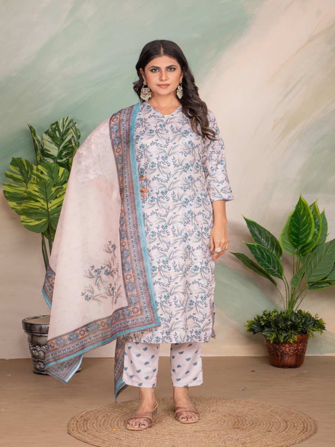

KAYOMMI Floral Printed V-Neck Straight Kurta With Trousers And Dupatta, White
