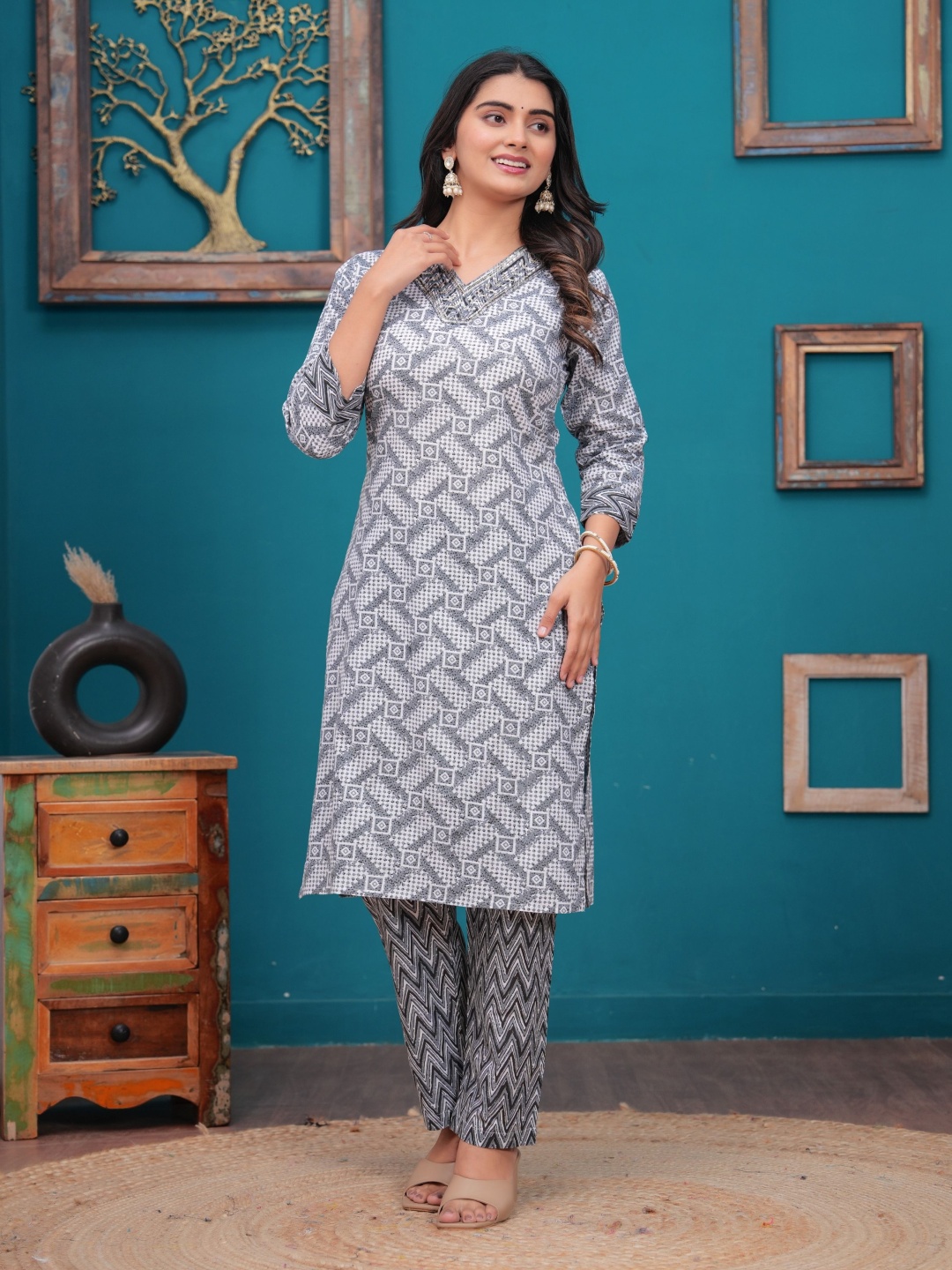 

CHIRAAI Geometric Printed V-Neck Pure Cotton Straight Kurta With Trouser, Grey