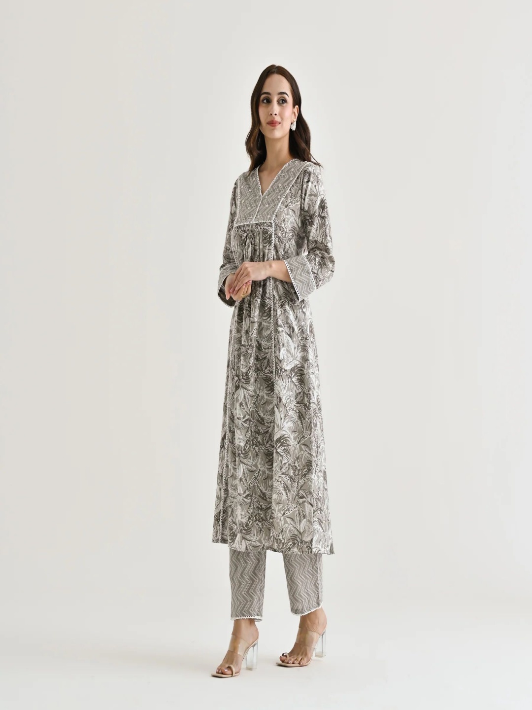 

KAYOMMI Floral Printed V-Neck A-Line Kurta With Trousers, Grey