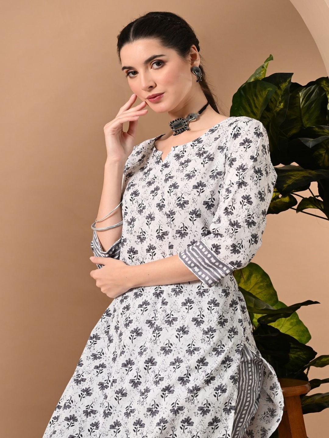 

METAFAB Floral Printed Round Neck Straight Kurta with Trouser, White