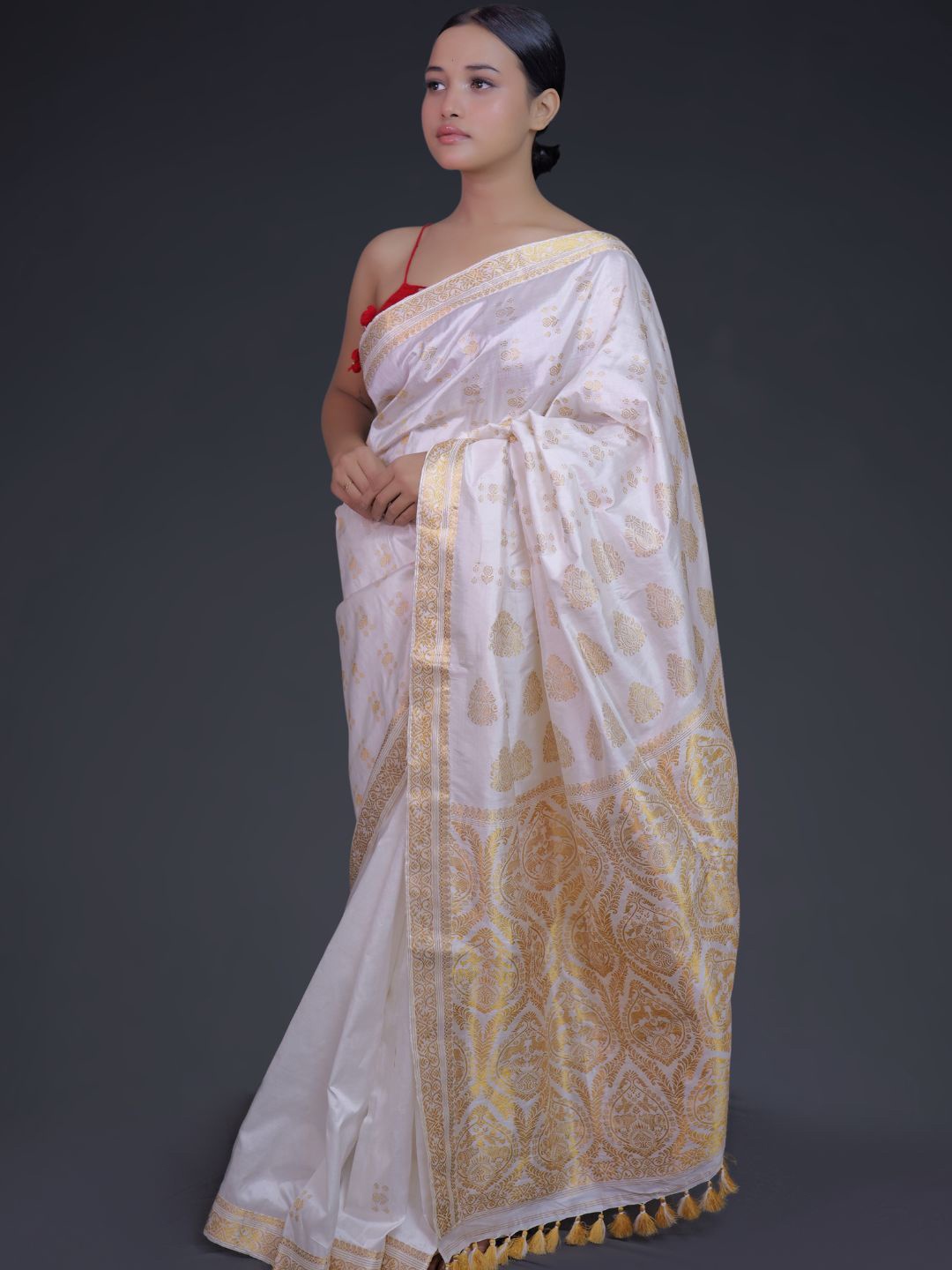 

Mayuri Silk Floral Zari Pure Silk Saree, White