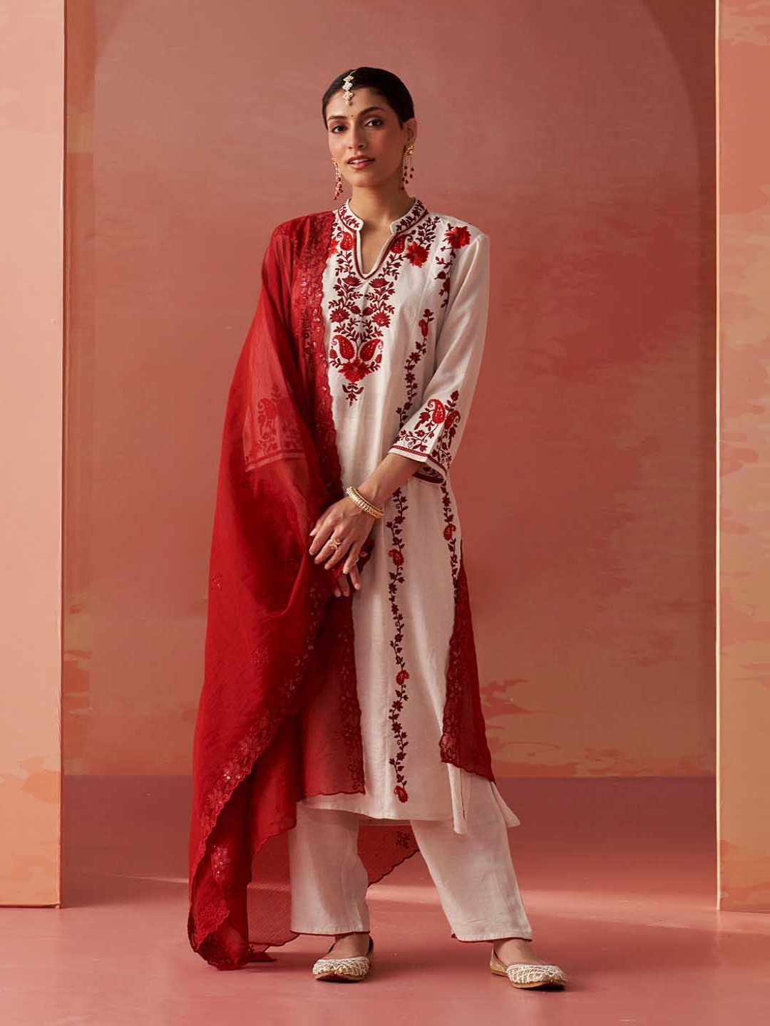 

Lakshita Ethnic Motifs Embroidered Linen Straight Kurta With Trousers, Off white