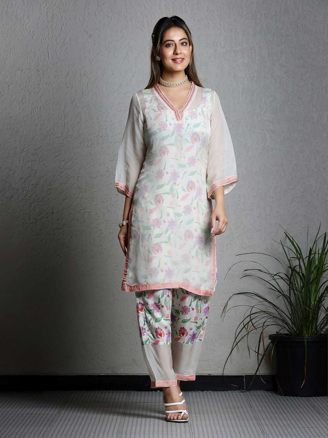

SUKRUTI DESIGN Floral Printed Straight Kurta with Trousers, White