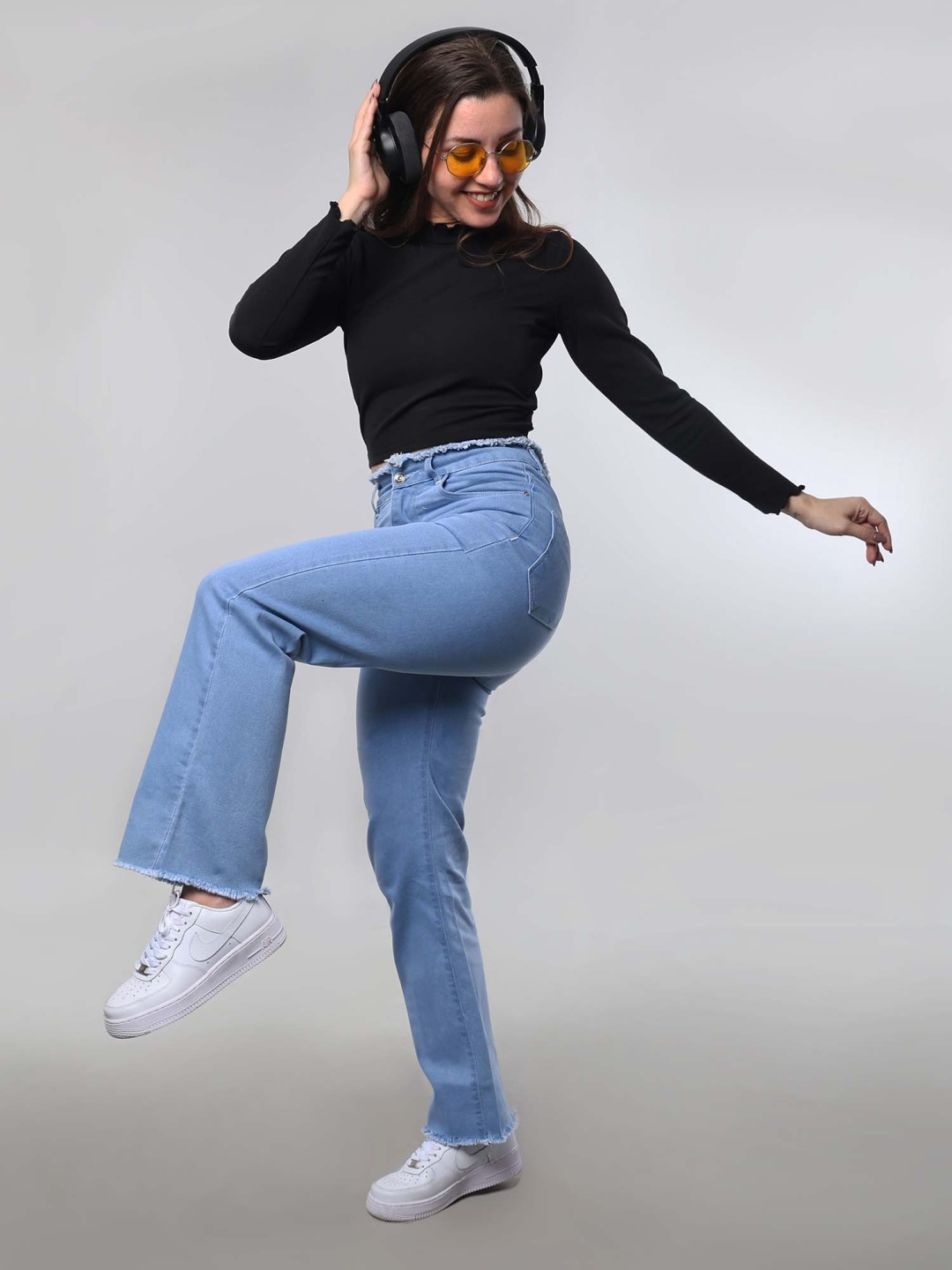 

Aadvi Fashion Women Straight Fit High-Rise Light Fade Stretchable Jeans, Na