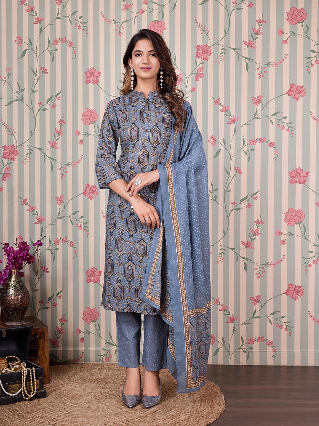 

Ode by House of Pataudi Floral Printed Pure Cotton Straight Kurta with Trousers & Dupatta, Blue