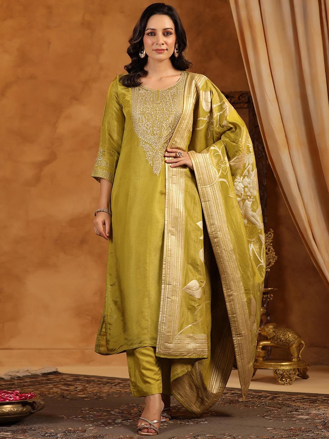 

Meena Bazaar Women Floral Embroidered Regular Kurta with Trousers & With Dupatta, Green