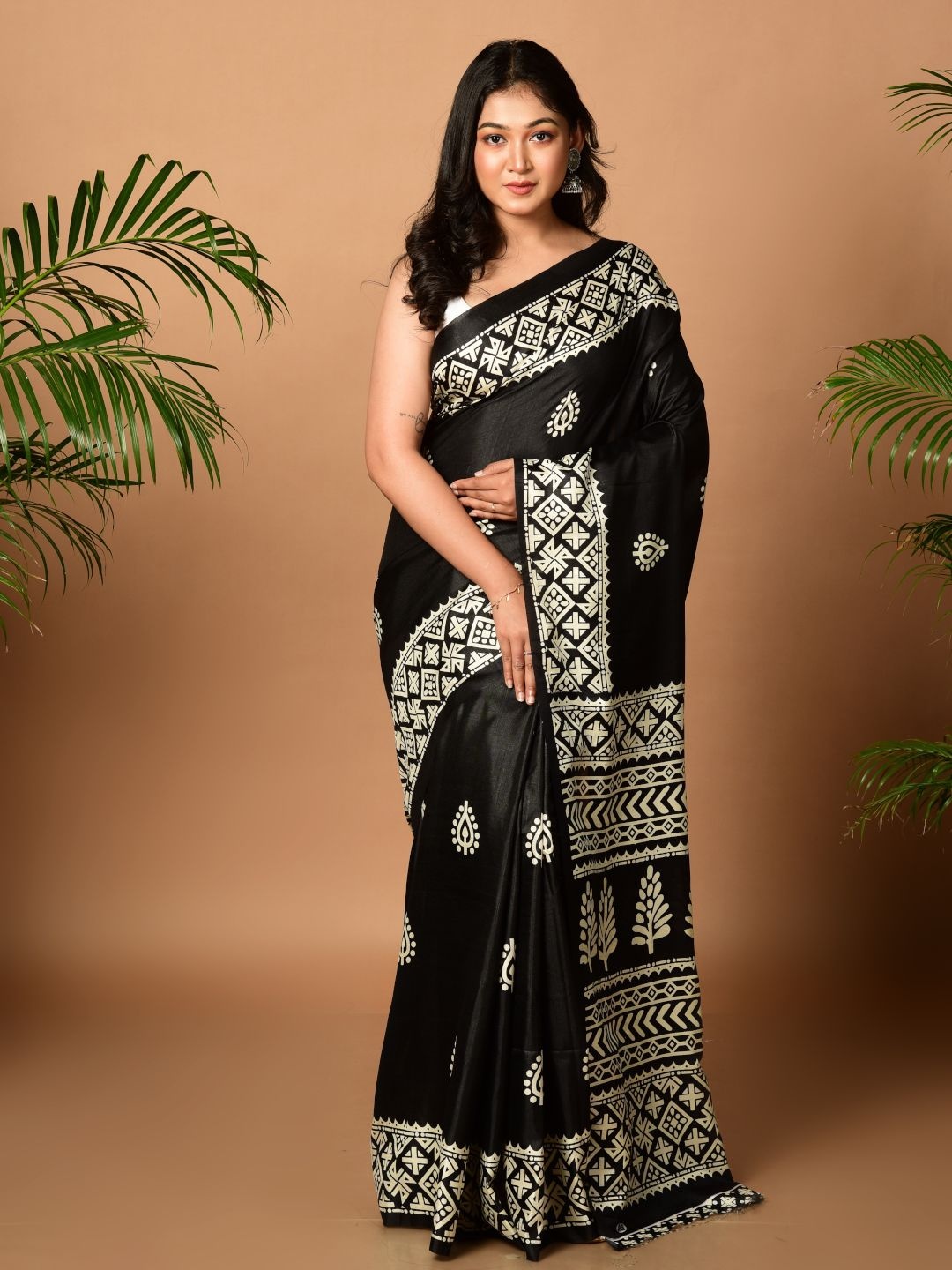 

Laa Calcutta Floral Printed Pure Silk Saree, Black