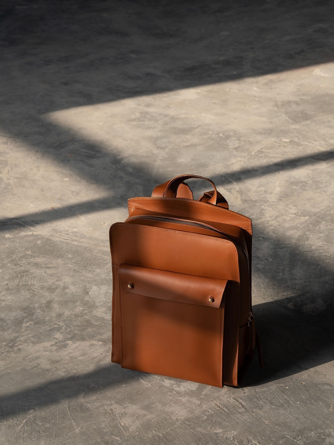 

KELBY HUSTON Unisex Adler Leather Backpack, Tan
