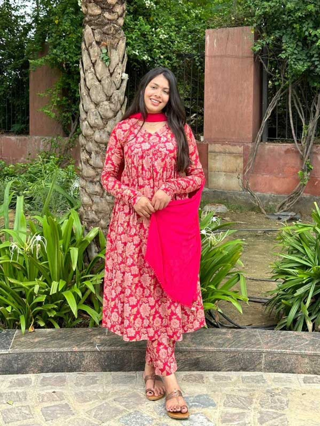 

JONAYA Women Floral Printed Regular Pure Cotton Kurta with Trousers & With Dupatta, Blue