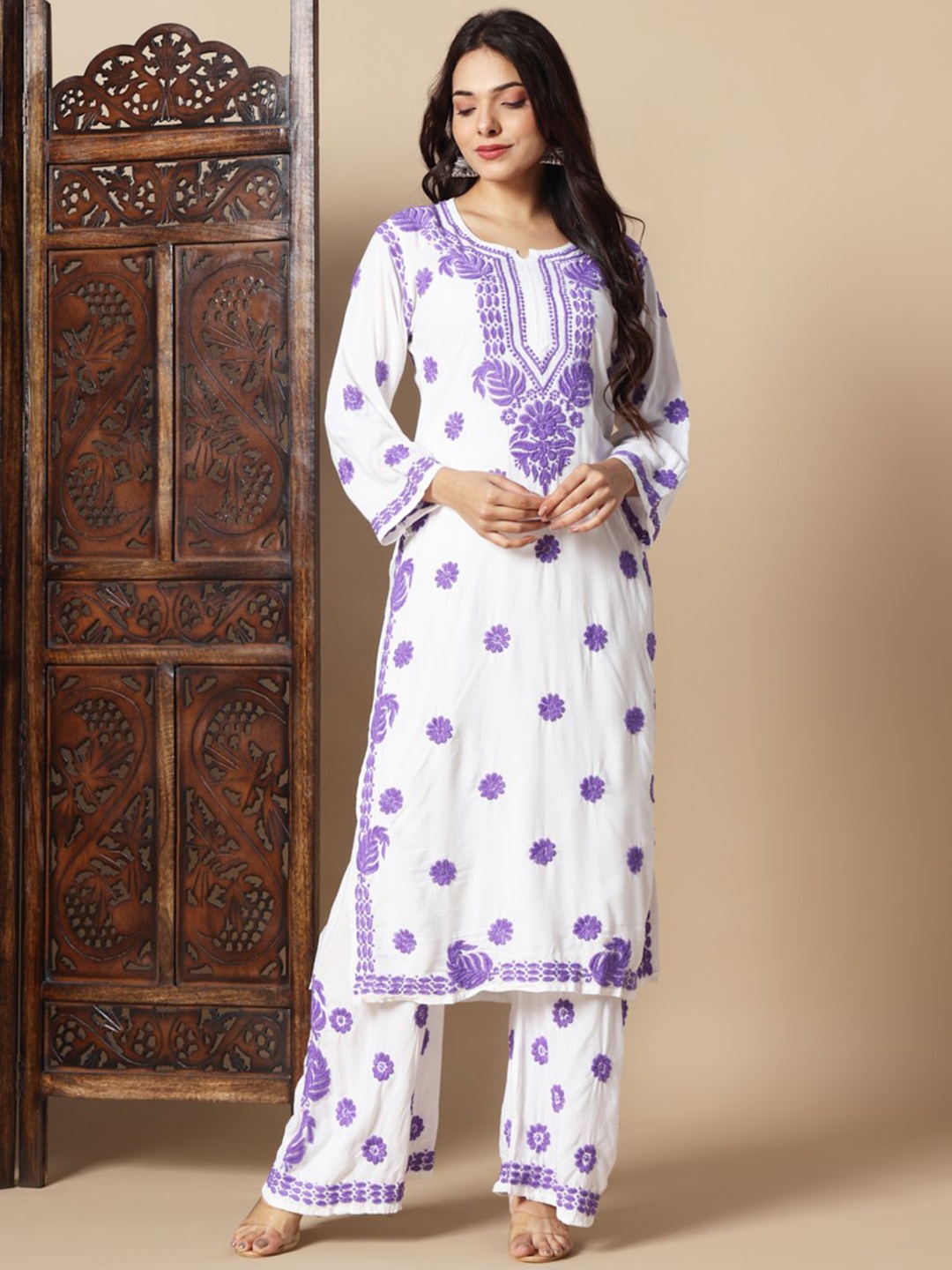 

Fashionable Chikan Handikraft Plus Size Floral Chikankari Notch Neck Kurta with Palazzo, Lavender