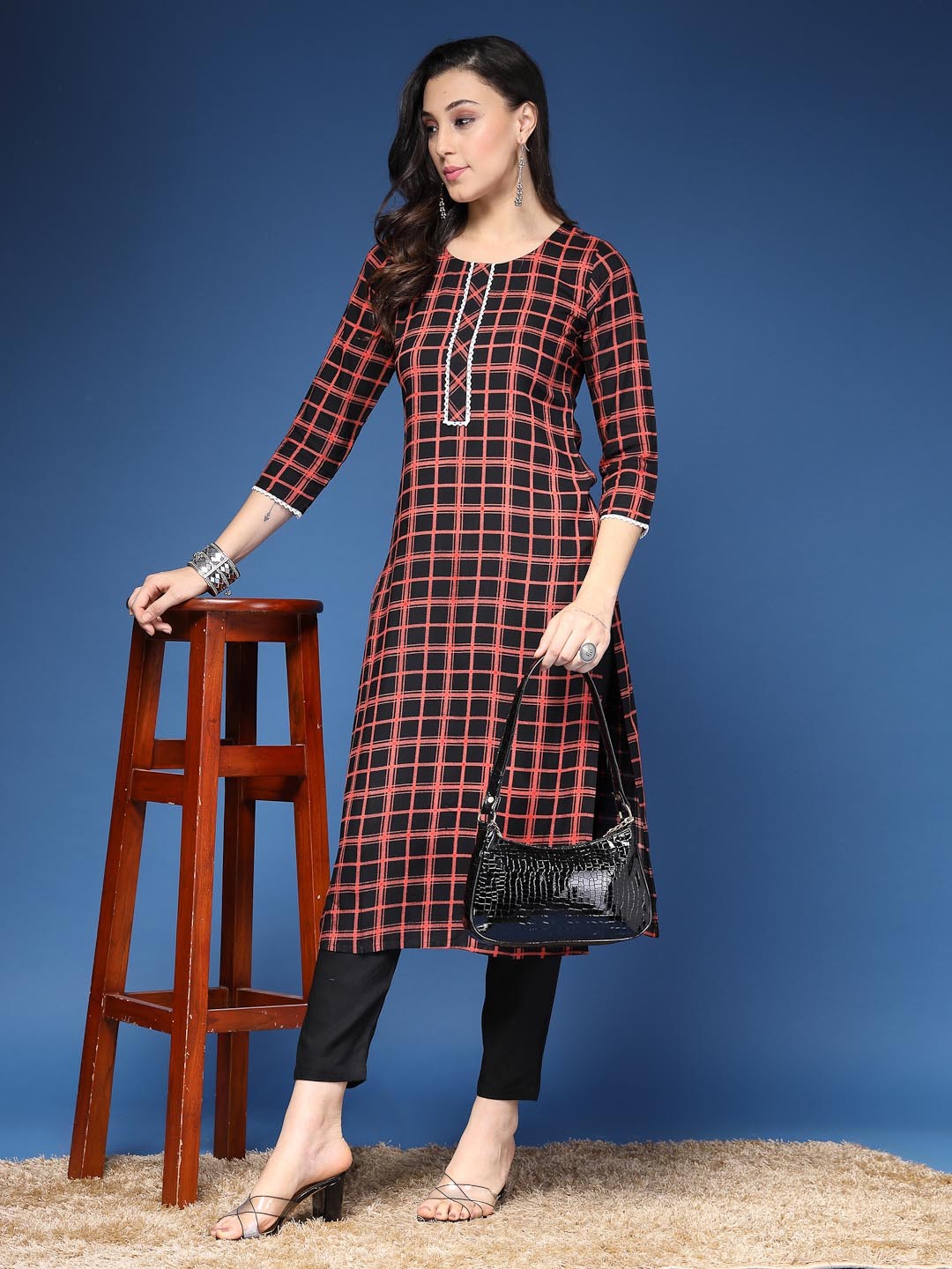 

AHMI Women Printed Regular Kurta with Trousers, Red
