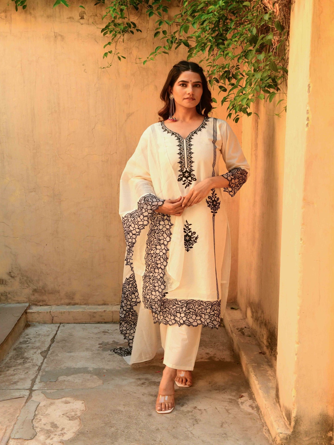 

SHILPI HANDICRAFTS Women Ethnic Motifs Embroidered Regular Thread Work Pure Cotton Kurta with Palazzos &, Off white