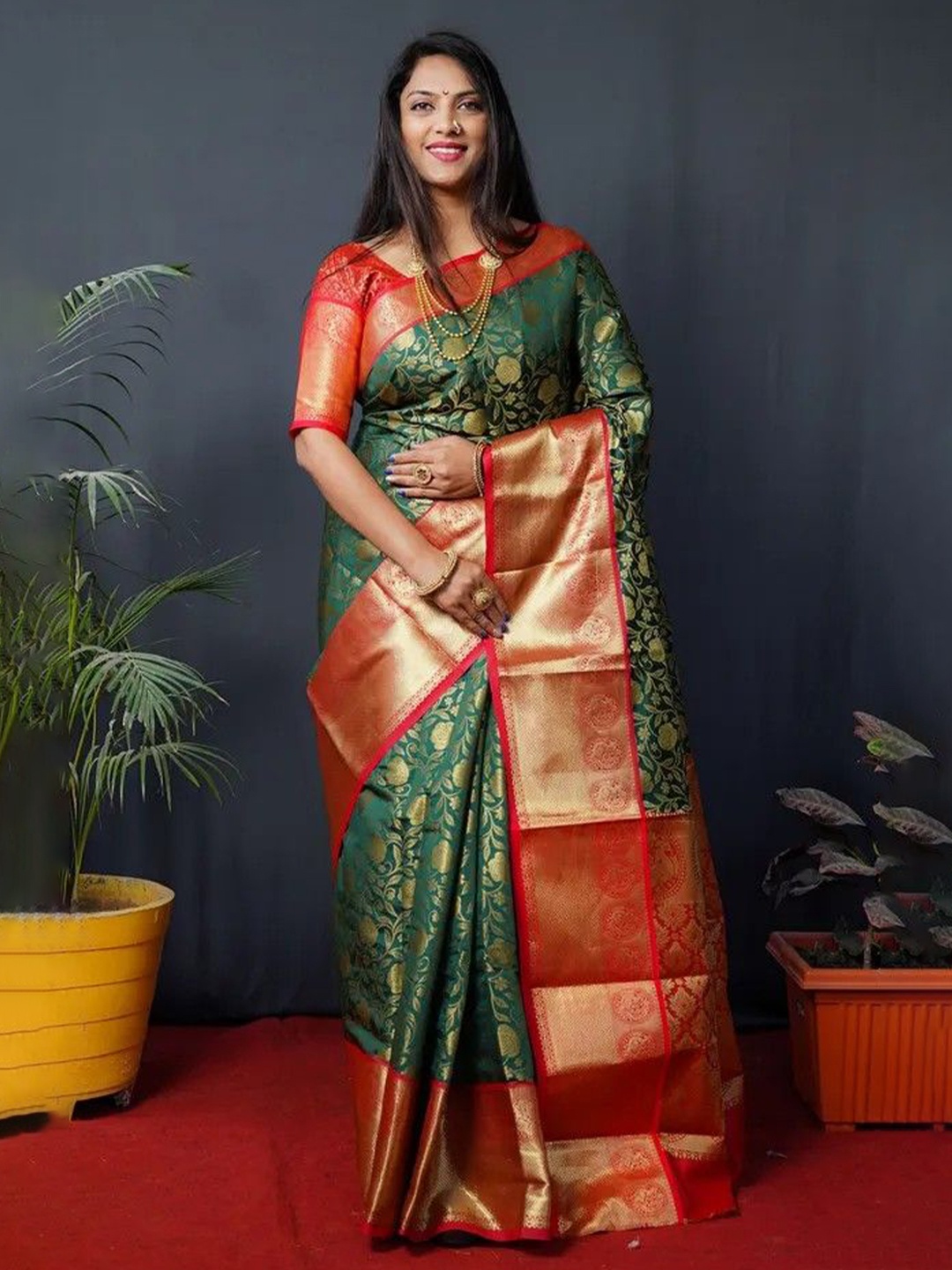 

VILLAGIUS Woven Design Zari Banarasi Saree, Green