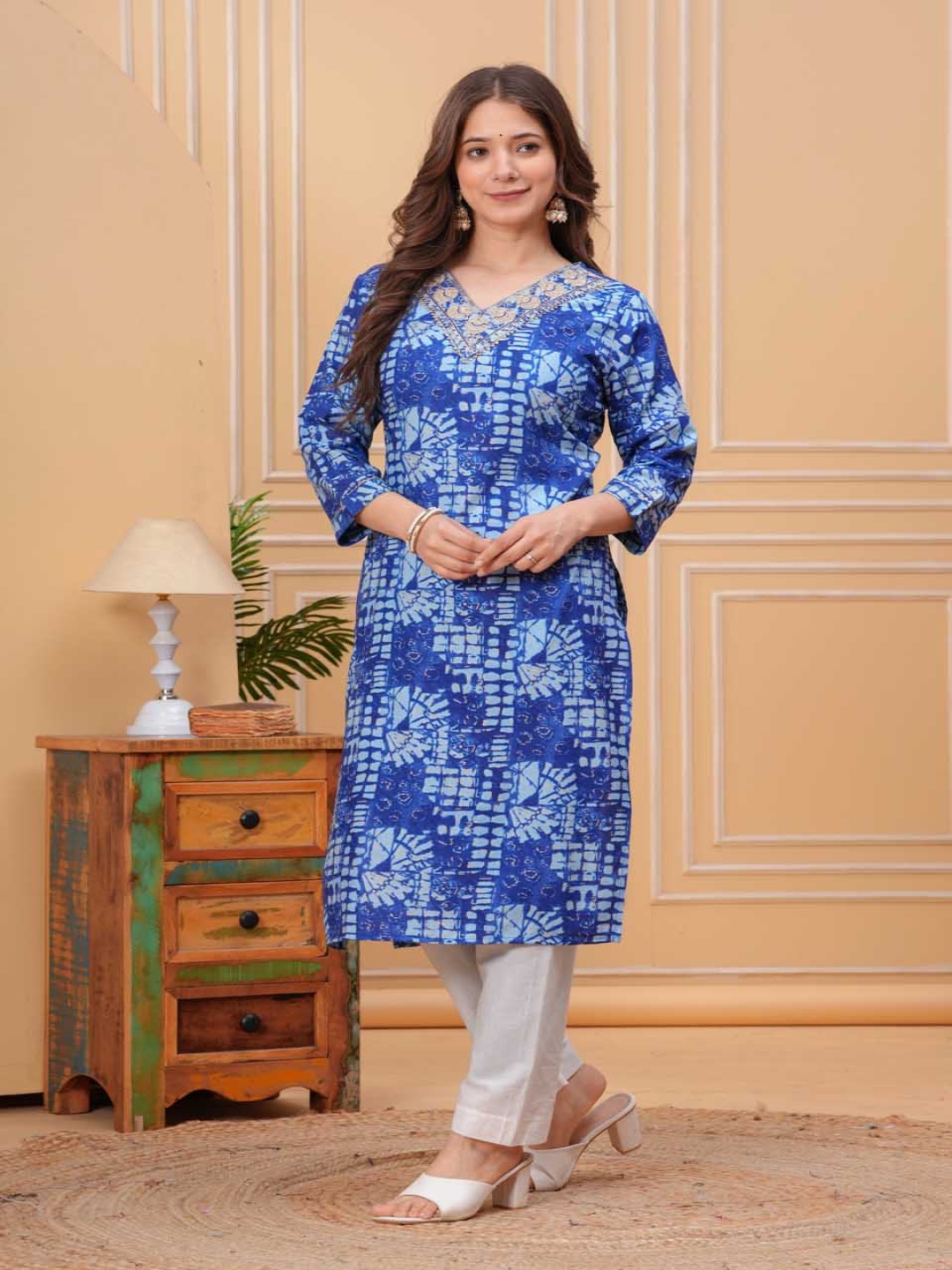 

PHYSIL Women Floral Embroidered Sequinned Floral Kurta, Blue