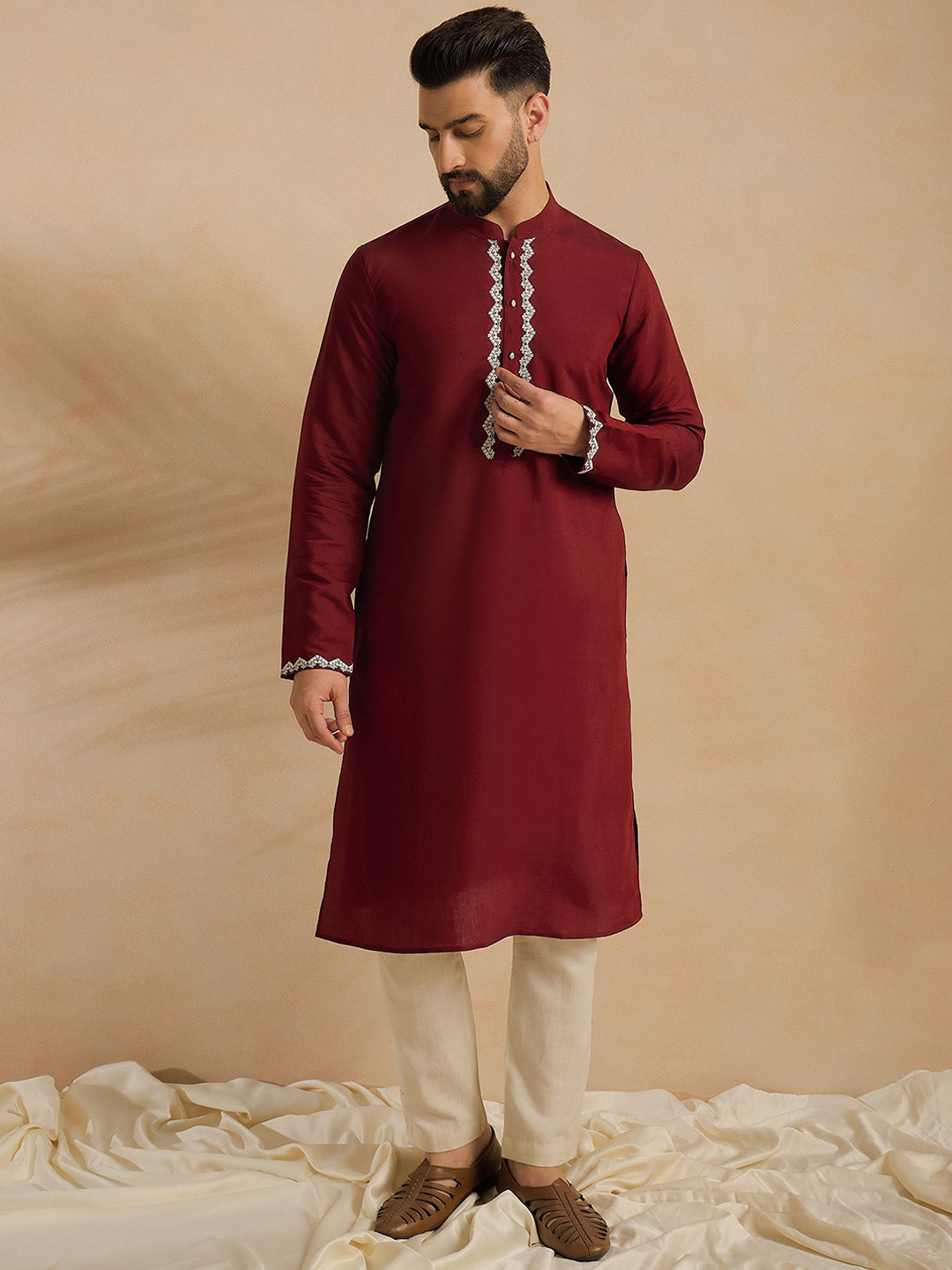 

SWAGG INDIA Mandarin Collar Thread Work Straight Kurta, Maroon