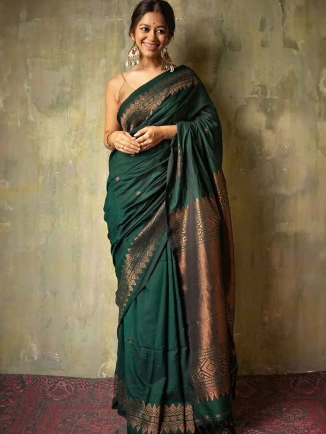 

Dreamlaxmi Fashion Woven Design Zari Pure Silk Saree, Green