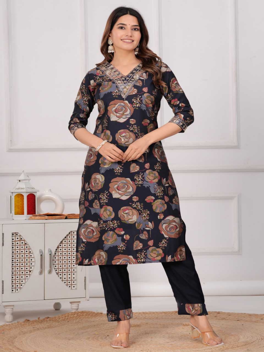 

UNISETS Women Ethnic Motifs Printed Regular Sequinned Chanderi Silk Kurta with Pyjamas, Black
