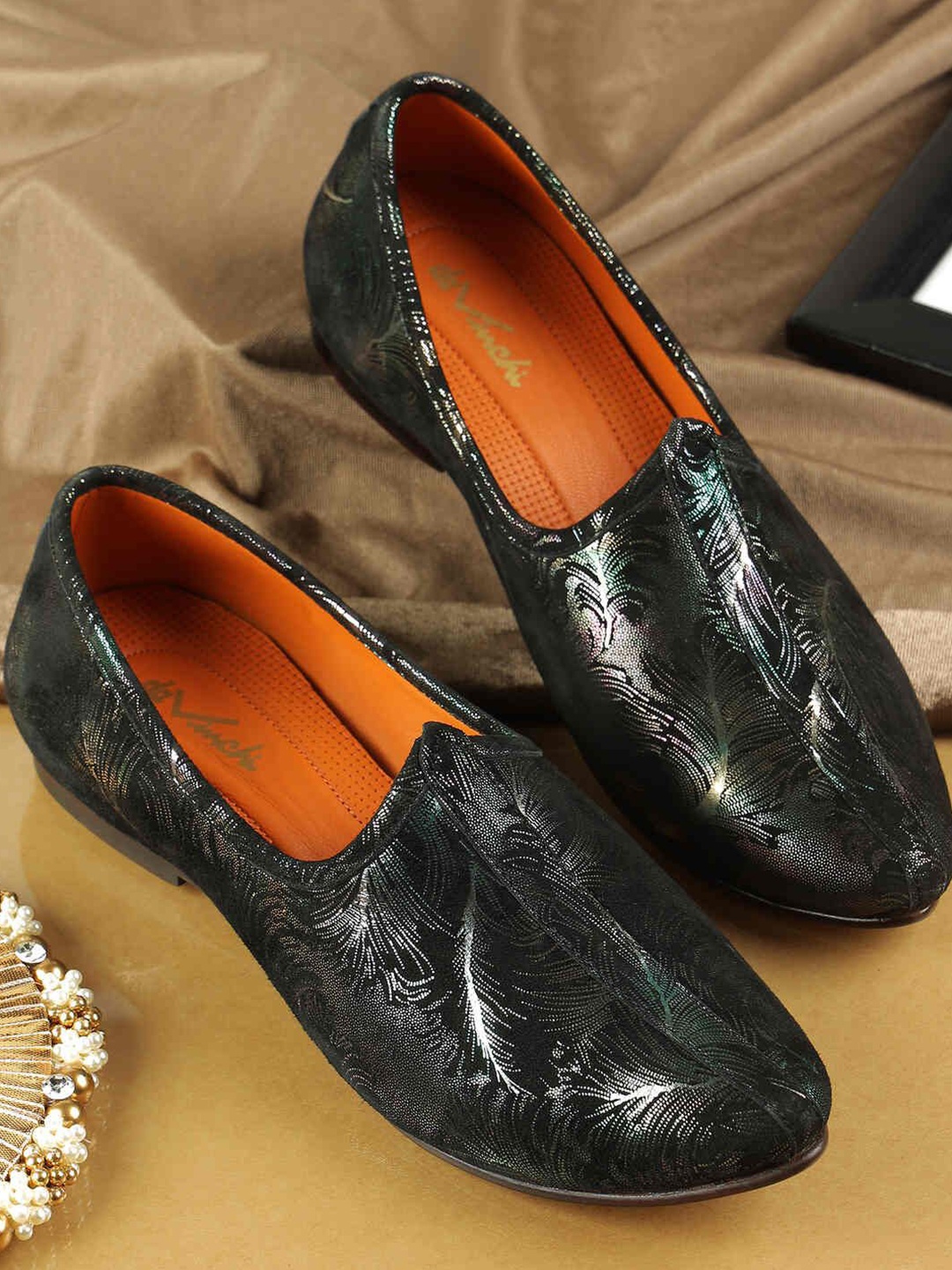 

DAVINCHI Men Textured Leather Pointed Toe Mojaris, Green