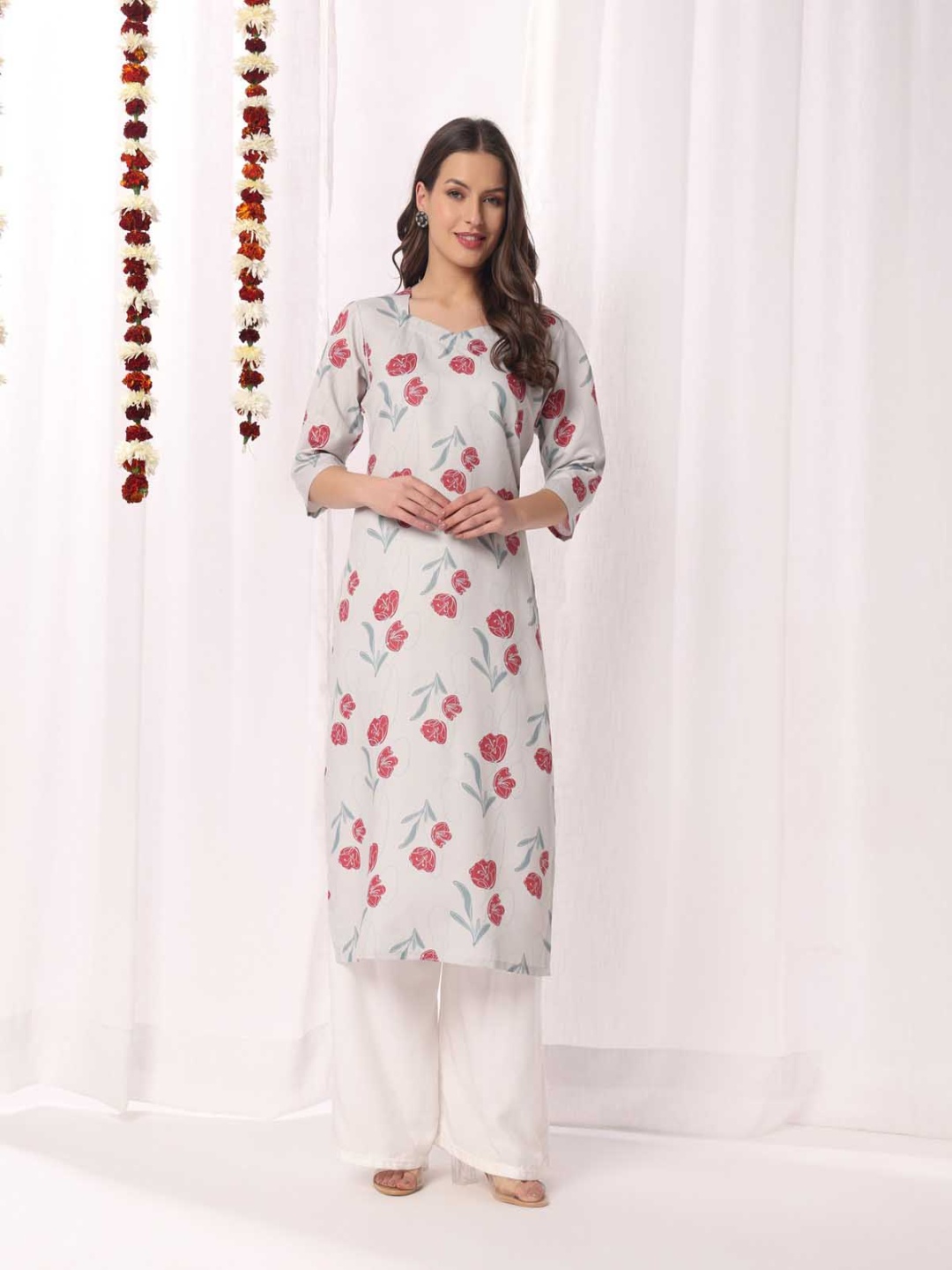 

DRESOUL Women Floral Printed Thread Work Kurta, Grey