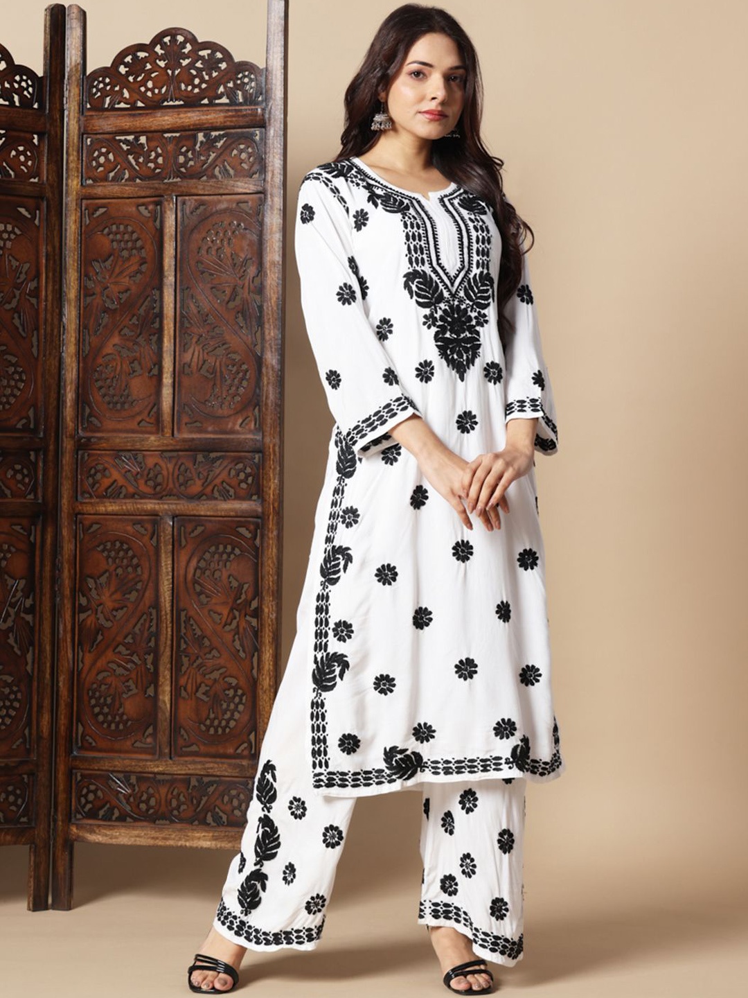 

Fashionable Chikan Handikraft Plus Size Floral Chikankari Notch Neck Kurta with Palazzo, Black