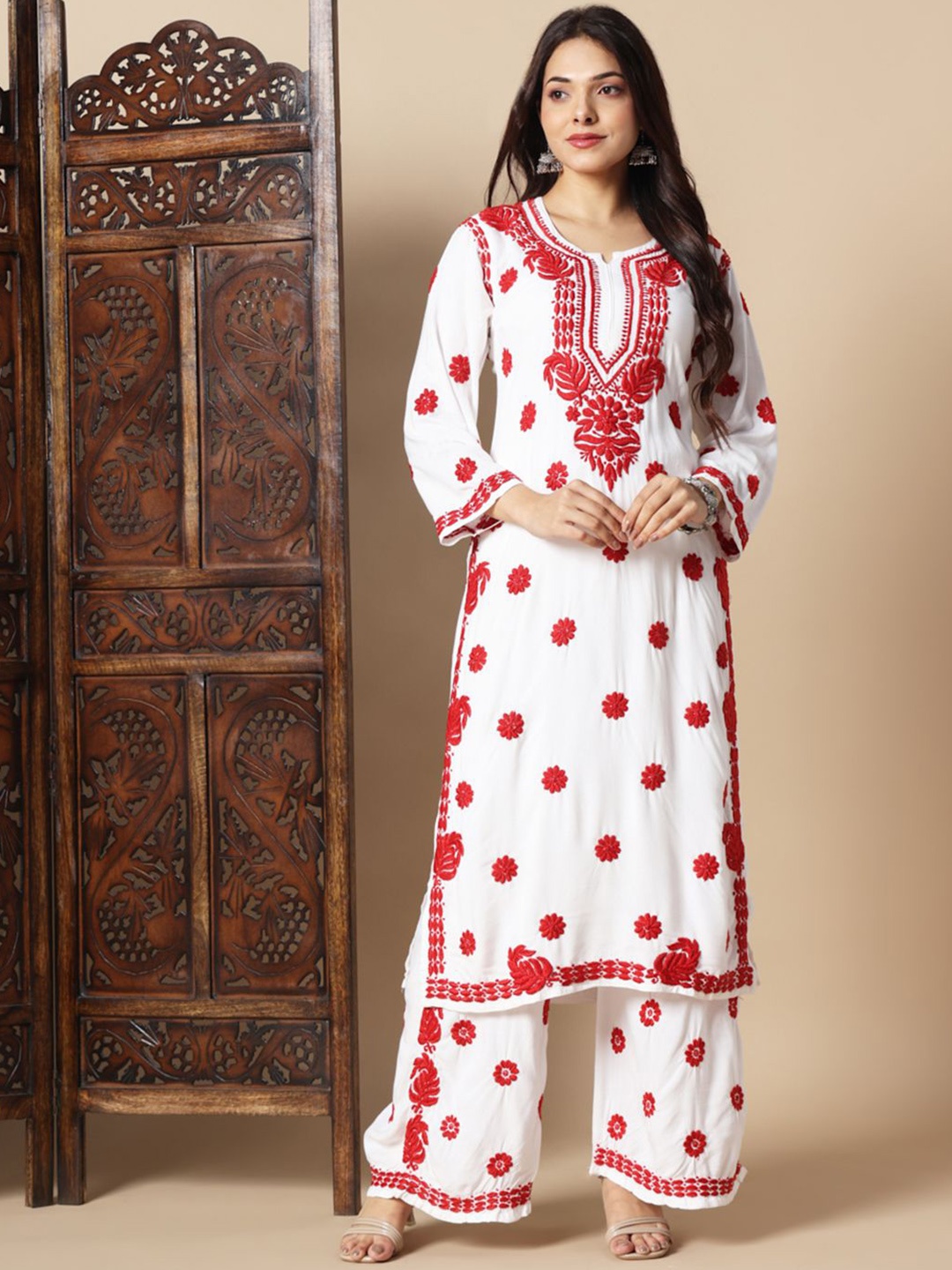 

Fashionable Chikan Handikraft Plus Size Floral Chikankari Notch Neck Kurta with Palazzo, White