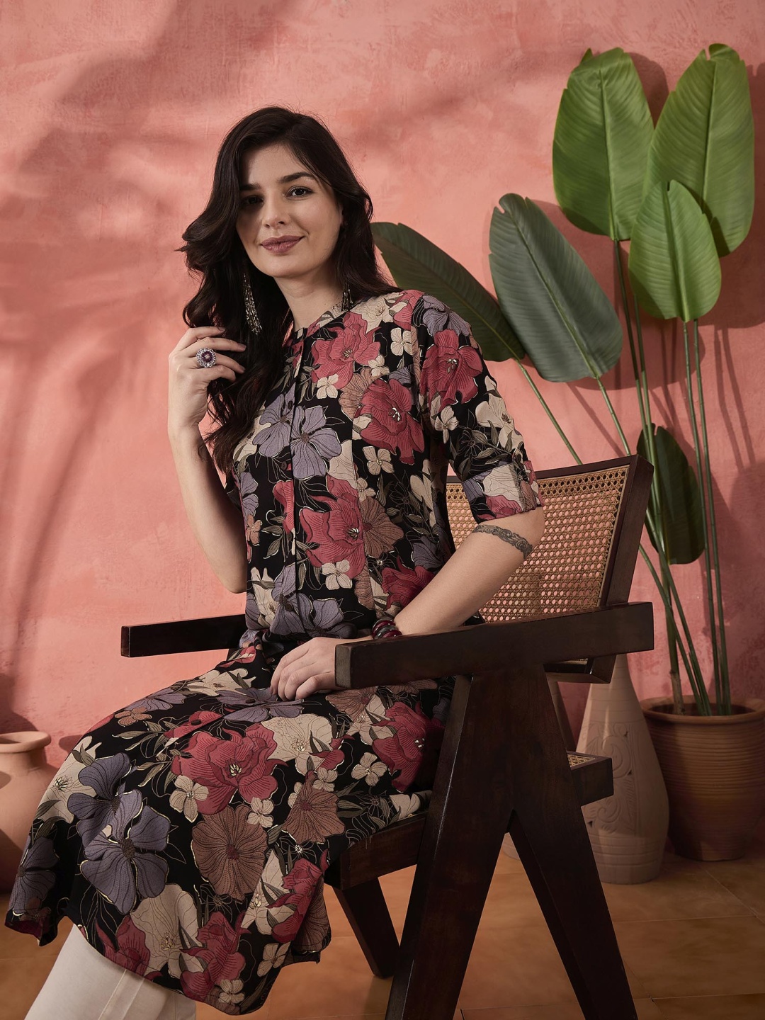 

Sangria Black Floral Printed High Slit Mandarin Collar Roll-Up Sleeves A-line Kurta