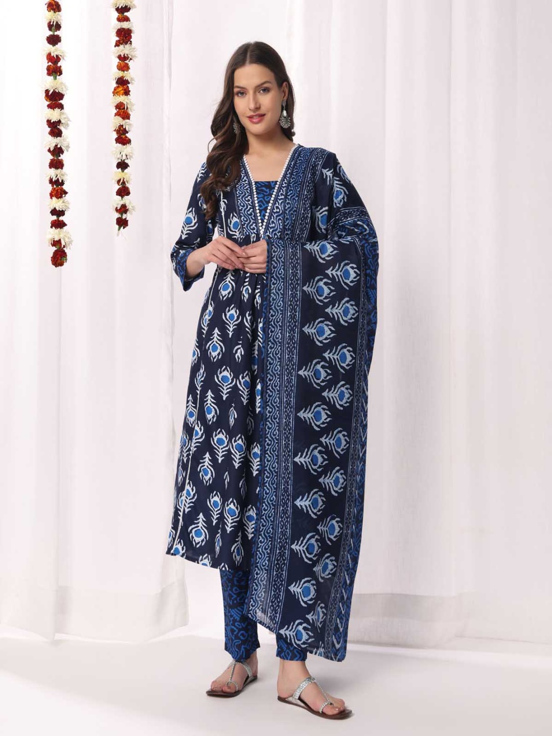 

DRESOUL Women Floral Printed Regular Kurta with Trousers & With Dupatta, Blue