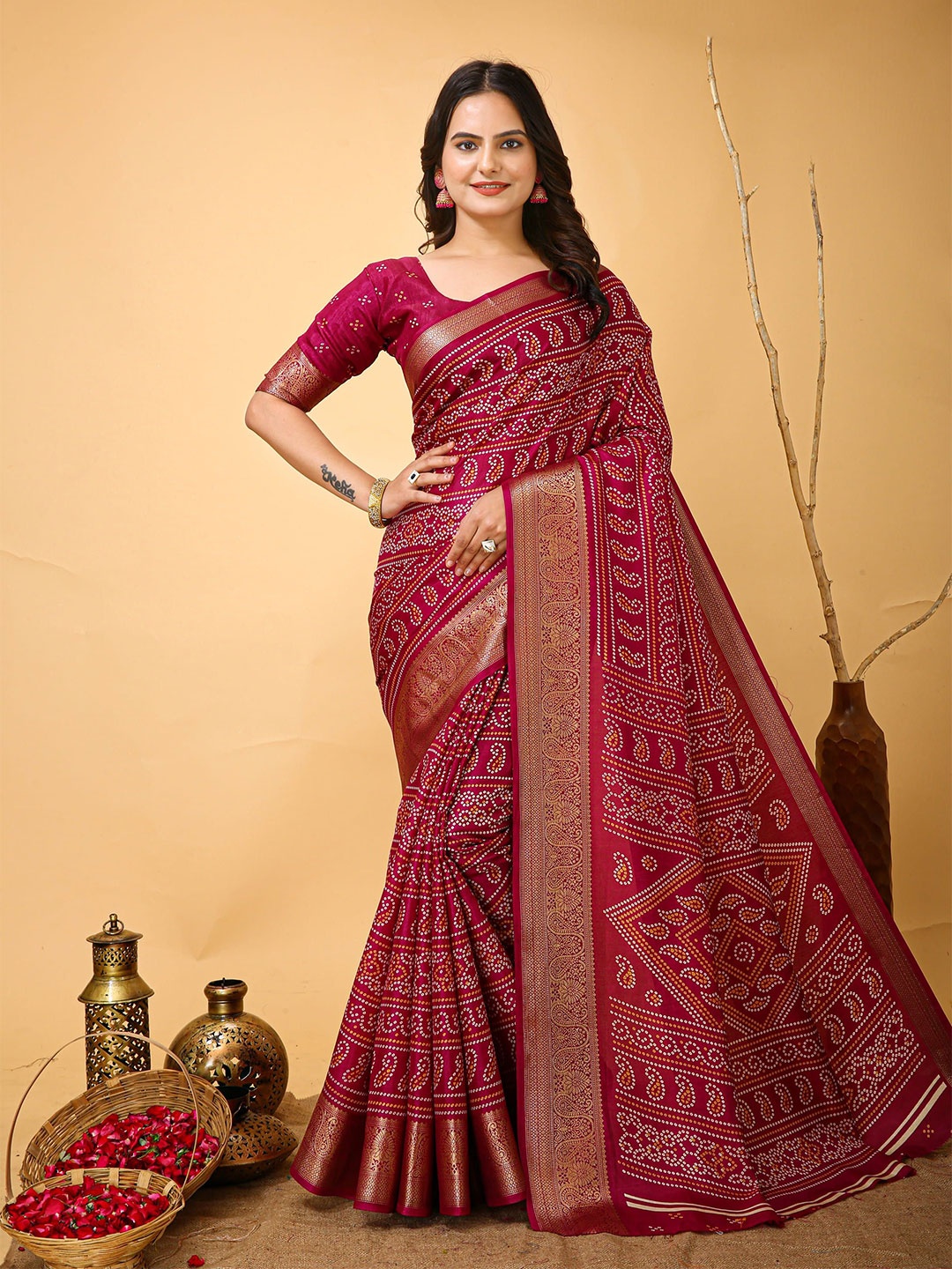 

KAYOMMI Bandhani Printed Zari Kanjeevaram Saree, Fuchsia