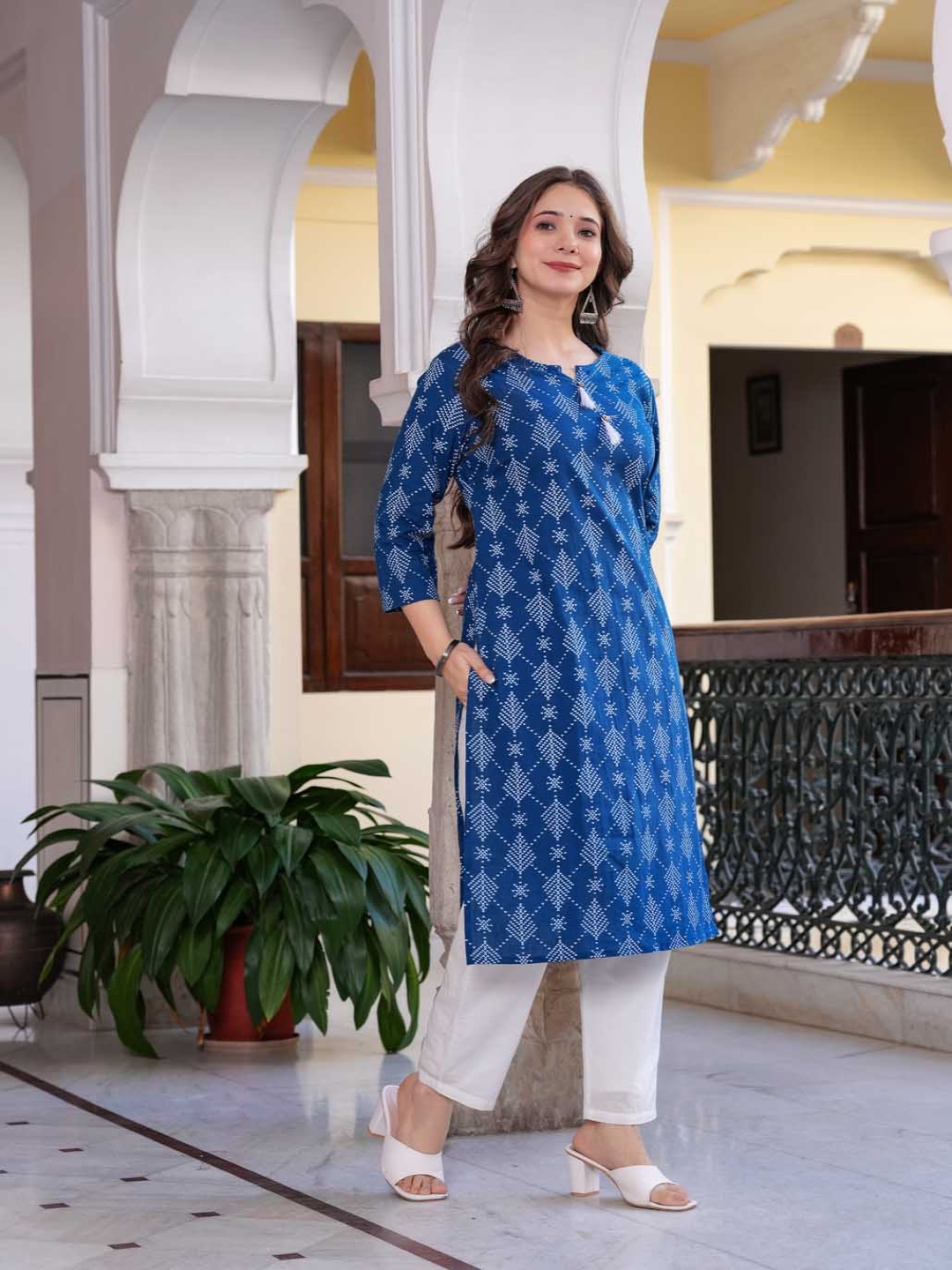 

BKApparels Women Geometric Printed Thread Work Kurta, Blue