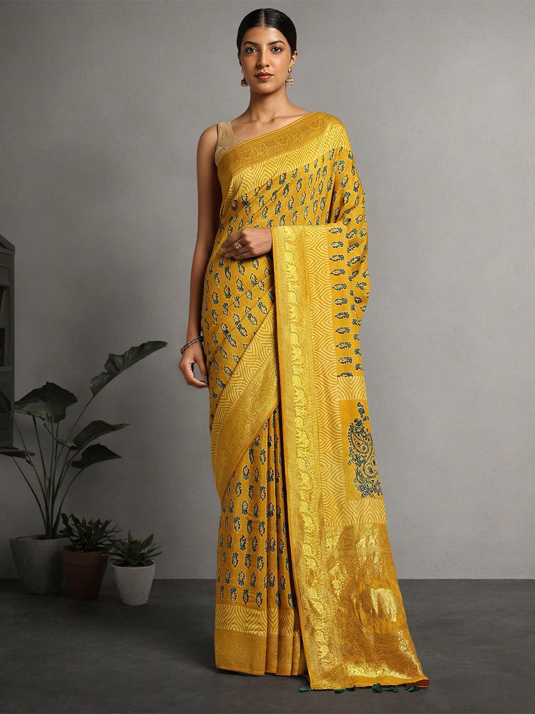 

Suha Floral Zari Art Silk Block Print Saree, Mustard