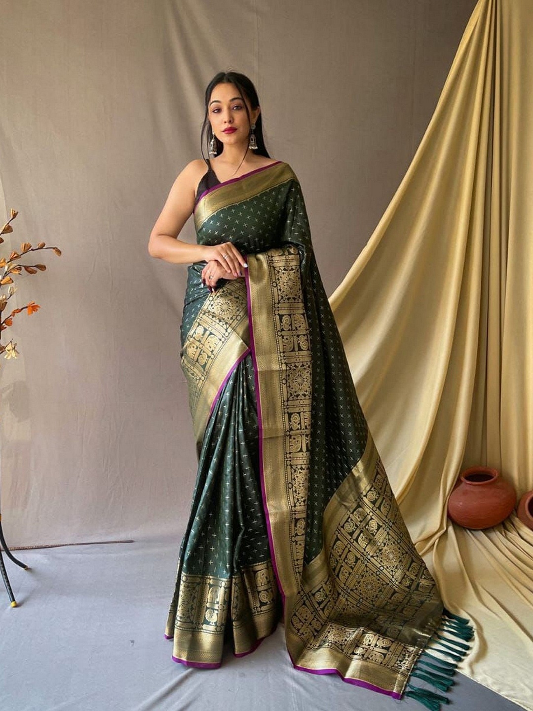 

KSM PRINTS Woven Design Zari Saree, Green