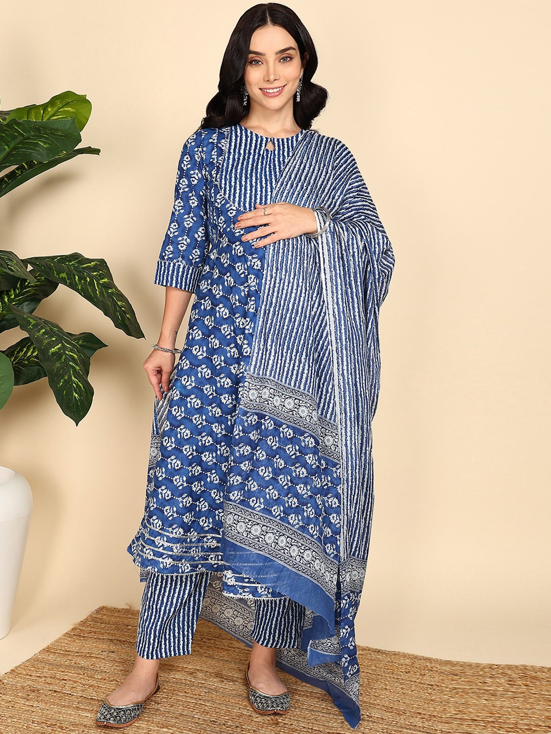 

Moms Ever Women Floral Printed Regular Pure Cotton Kurta with Trousers & With Dupatta, Navy blue