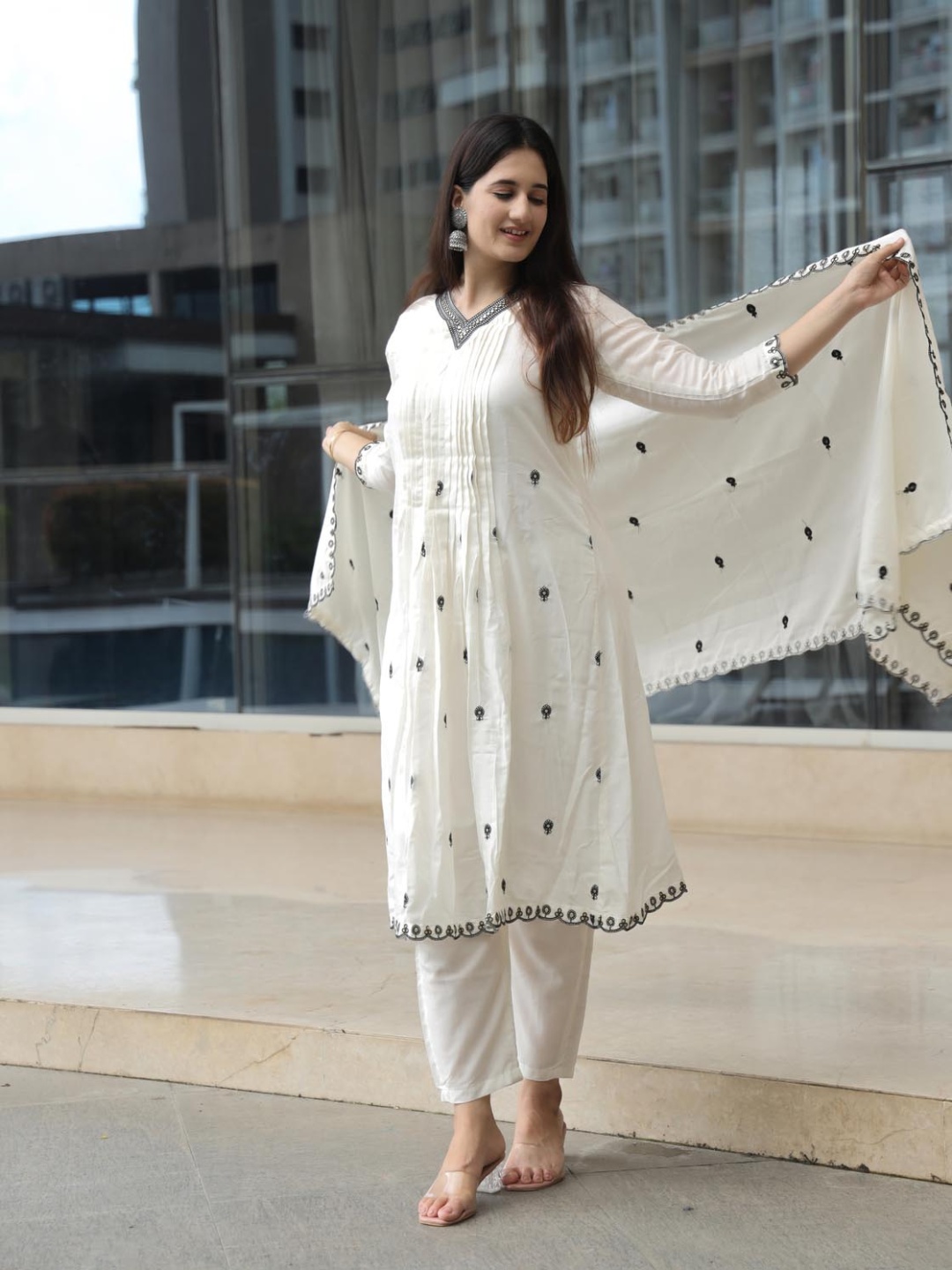 

zinzraa Women Regular Thread Work Chanderi Silk Kurta with Trousers & With Dupatta, White