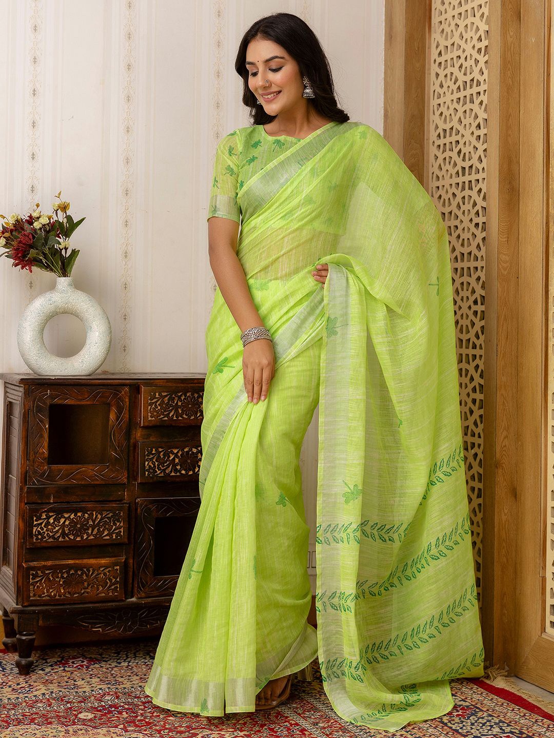 

KALINI Floral Printed Saree with Blouse Piece, Green