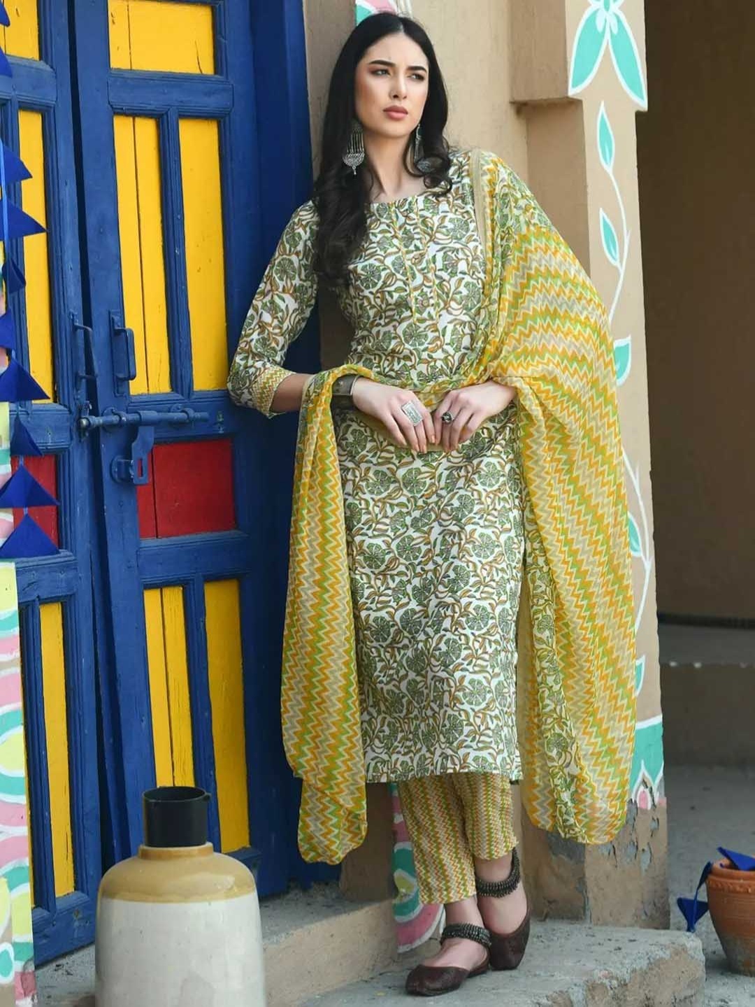 

Vestimento Women Floral Printed Regular Kurta with Trousers & With Dupatta, Green