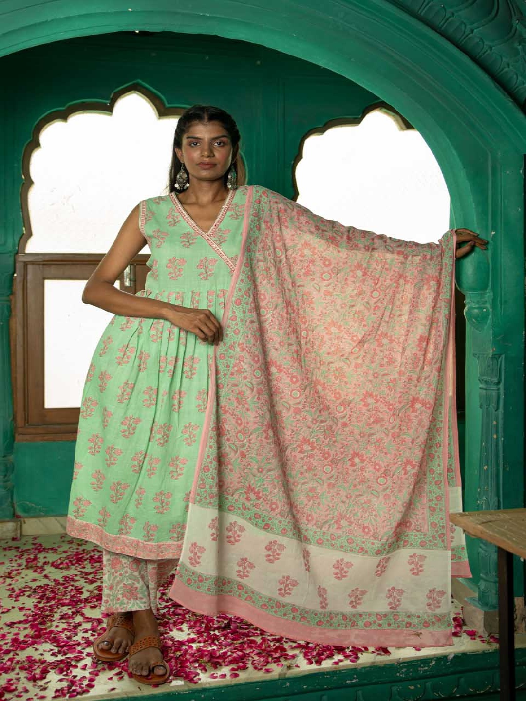 

SHILPI HANDICRAFTS Women Floral Embroidered Empire Sequinned Pure Cotton Kurta with Palazzos & With Dupatta, Sea green