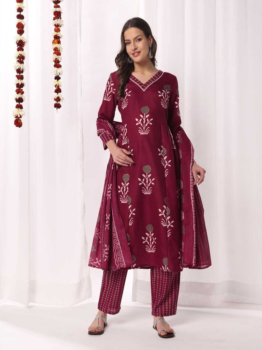 

DRESOUL Women Floral Printed Regular Kurta with Trousers & With Dupatta, Maroon