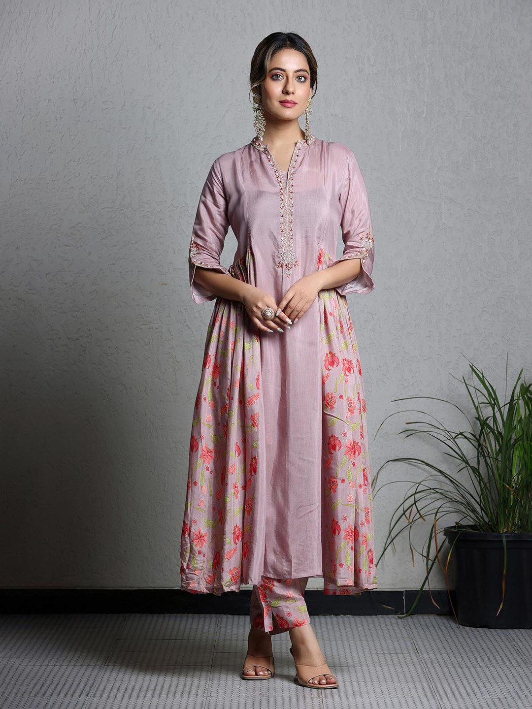 

SUKRUTI DESIGN Floral Printed Mirror Work A-Line Kurta With Trousers, Pink