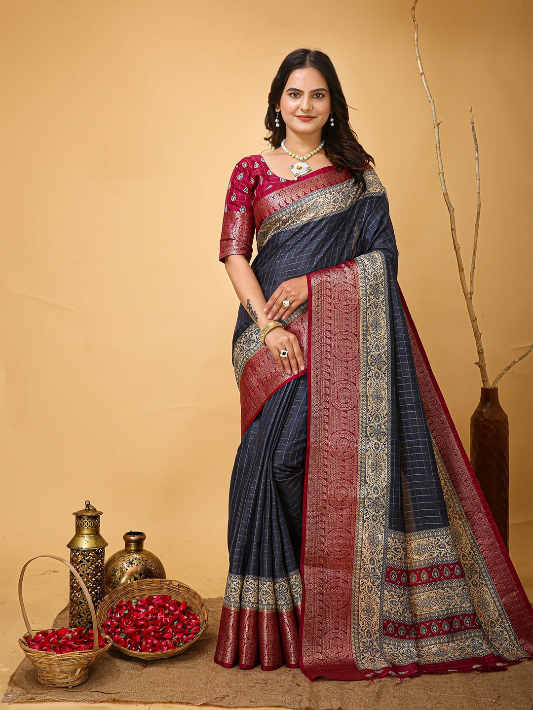 

KAYOMMI Checked Zari Kanjeevaram Saree, Navy blue