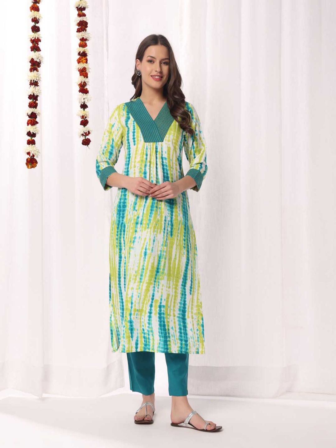 

DRESOUL Women Dyed Regular Kurta with Trousers, Green