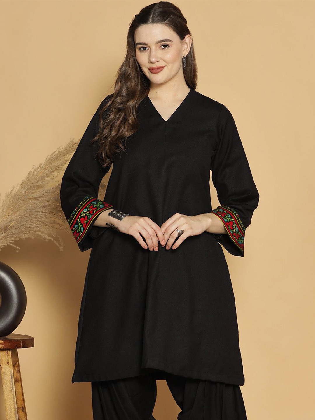 

LetsDressUp Acrylic V Neck A-Line Kurta, Black